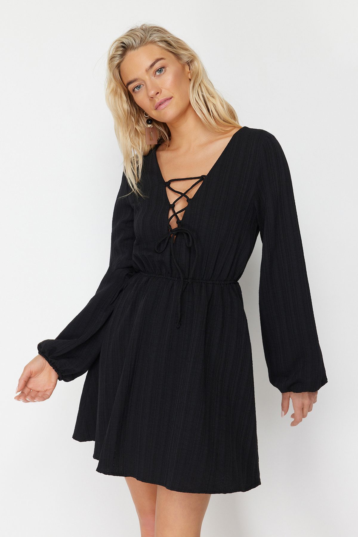 Trendyol Collection-Schwarzes, gewebtes Mini-Strandkleid aus Leinenmischung zum Binden TBESS23EL00103 2