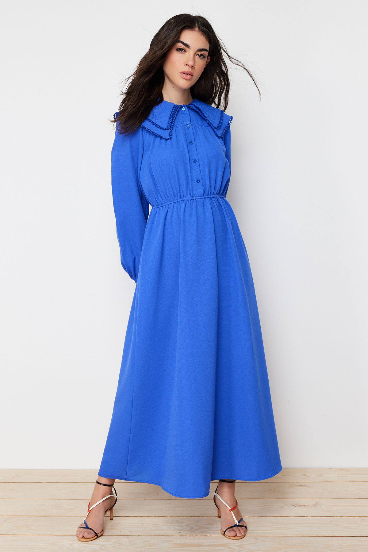 Trendyol Modest-Blaues, gewebtes Kleid in Leinenoptik mit Babykragen TCTSS24EB00061 2