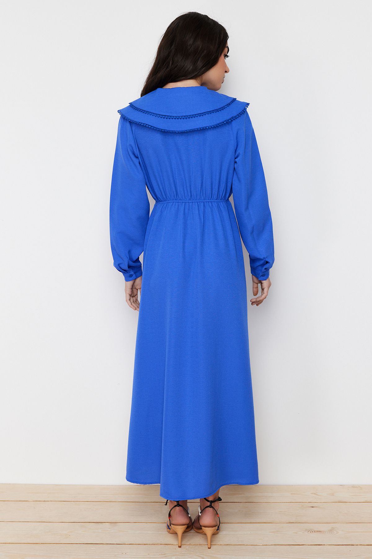 Trendyol Modest-Blaues, gewebtes Kleid in Leinenoptik mit Babykragen TCTSS24EB00061 6