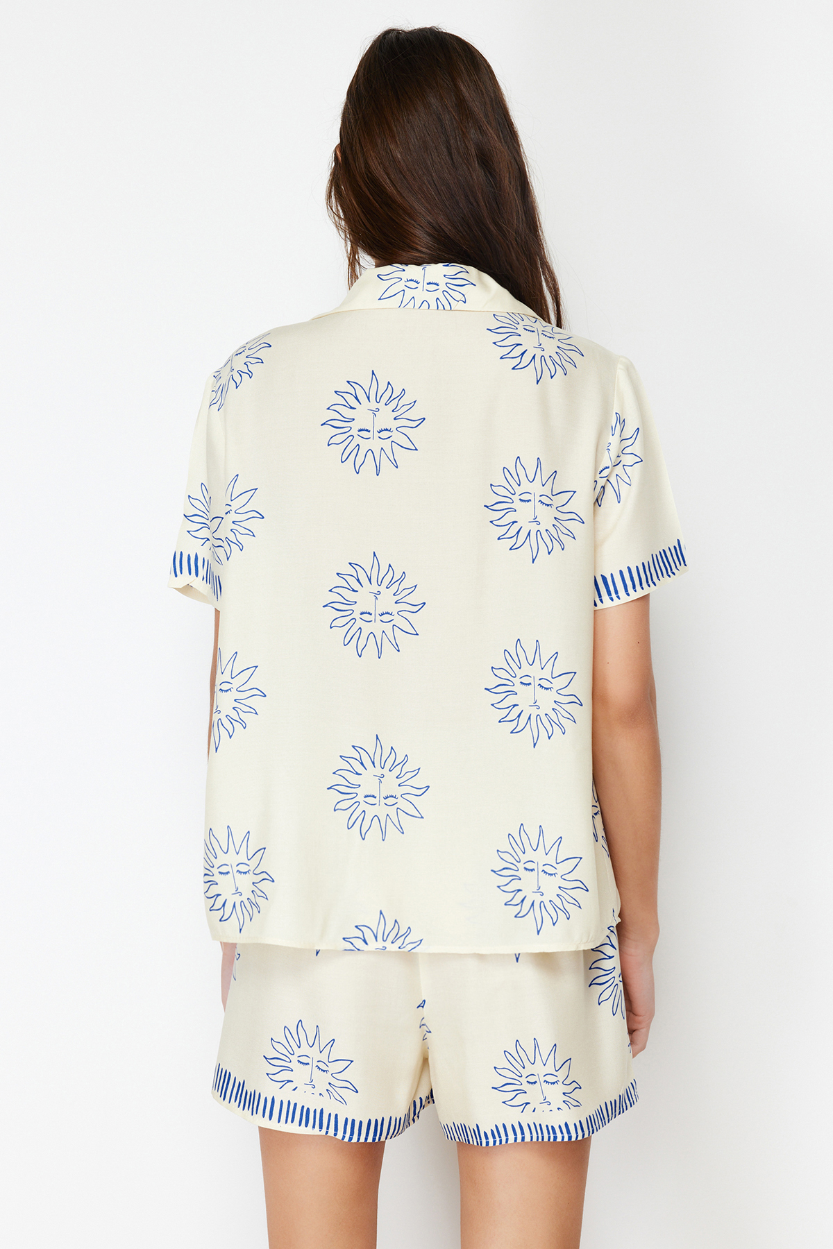 Trendyolmilla  Ekru-Lacivert Güneş Desenli Viskon Şortlu Dokuma Pijama Takımı THMSS24PT00009 - Görsel 5