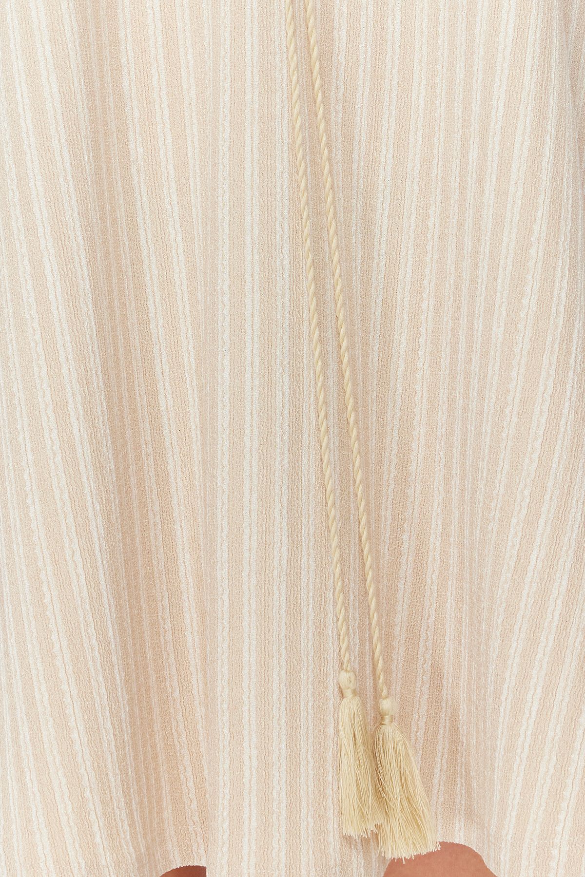 Trendyol Collection-Béžové Wide Fit mini pletené plážové šaty s vázáním TBESS23EL00080 5