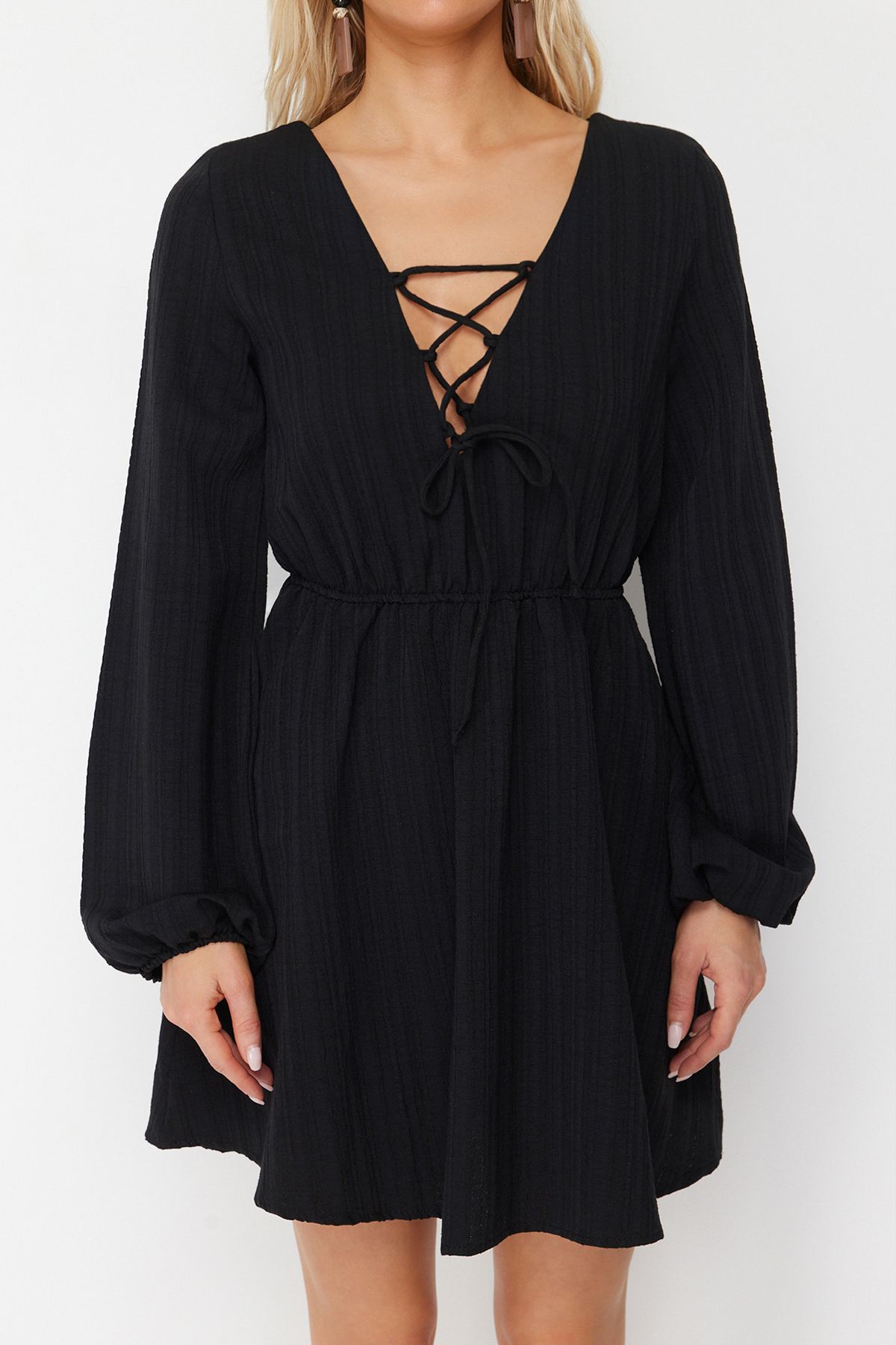 Trendyol Collection-Schwarzes, gewebtes Mini-Strandkleid aus Leinenmischung zum Binden TBESS23EL00103 4
