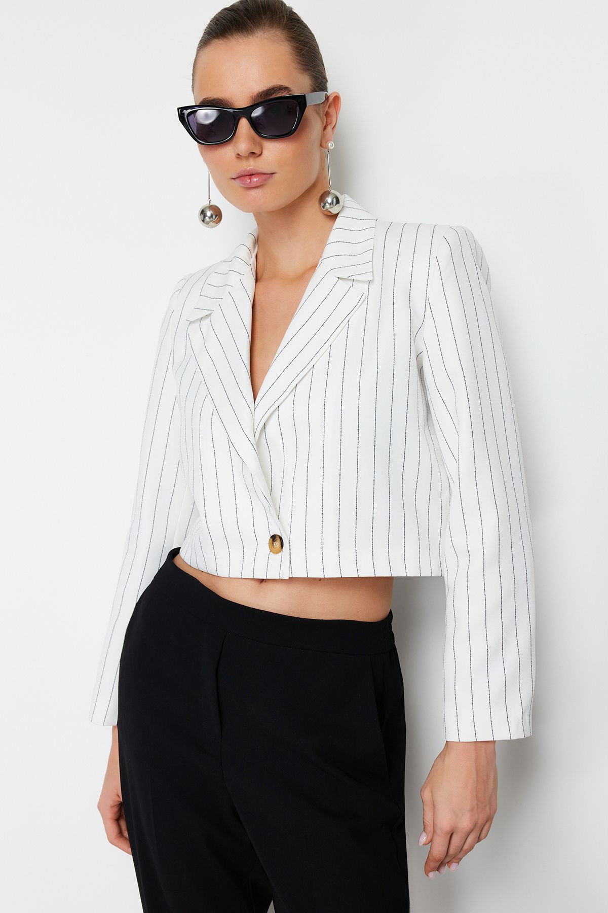 Trendyol Collection-Ecrufarbene, kurze Blazerjacke aus Webstoff mit Streifenmuster TWOSS23BC00029 8