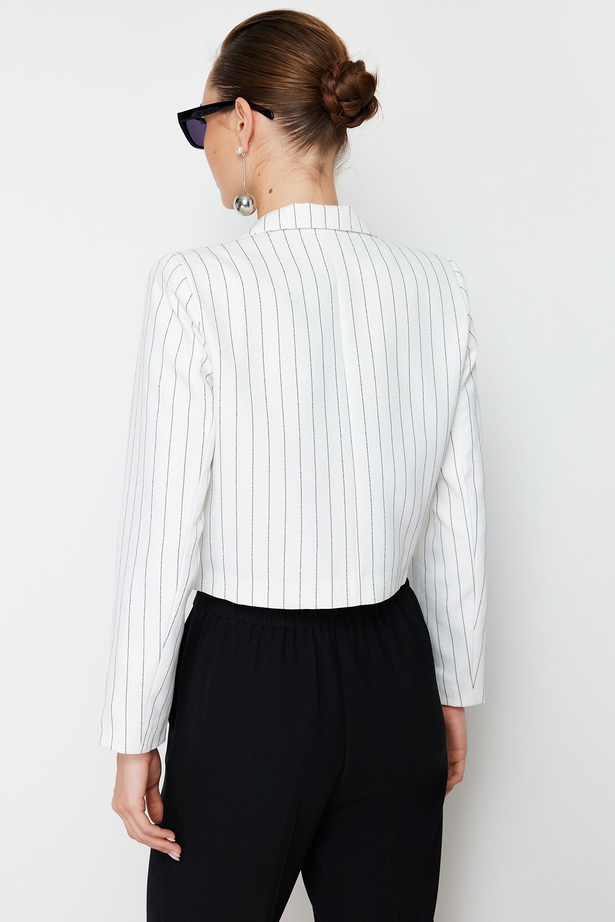 Trendyol Collection-Ecrufarbene, kurze Blazerjacke aus Webstoff mit Streifenmuster TWOSS23BC00029 11
