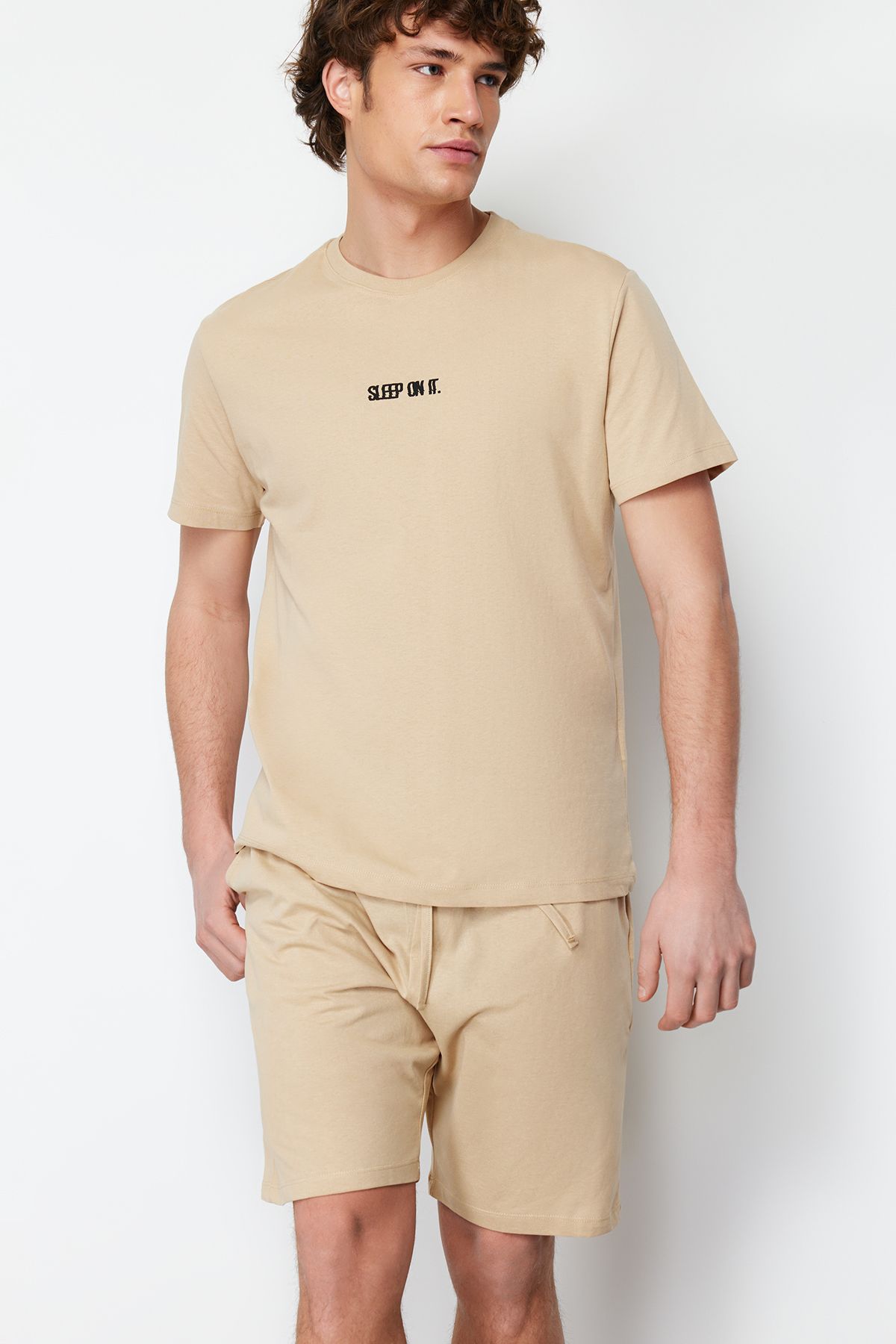 Trendyol Collection-Béžová sada letního pyžama Regular Fit s šortkami TMNSS23PT00038 8