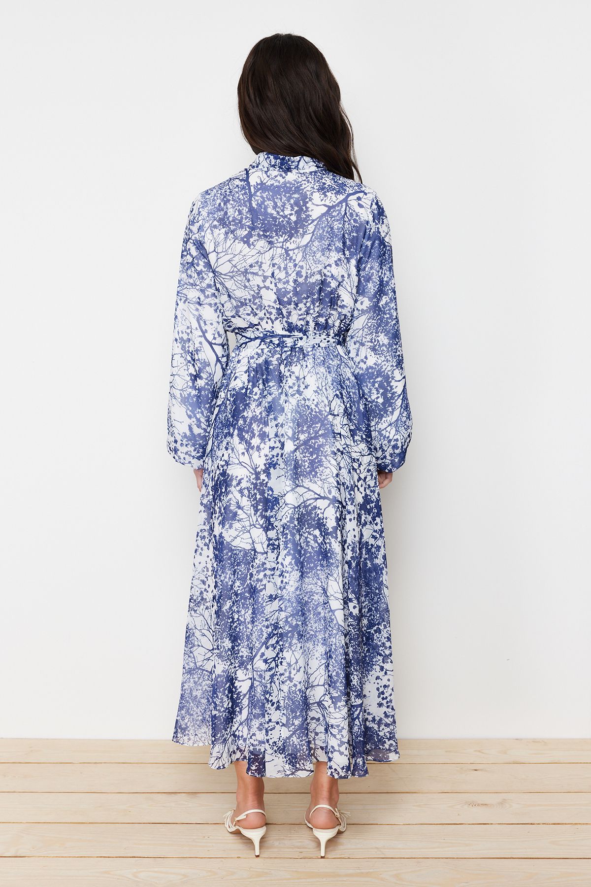 Trendyol Modest-Blaues, langes Abendkleid aus Chiffon mit Blumenmuster und Futter TCTSS24EB00040 6