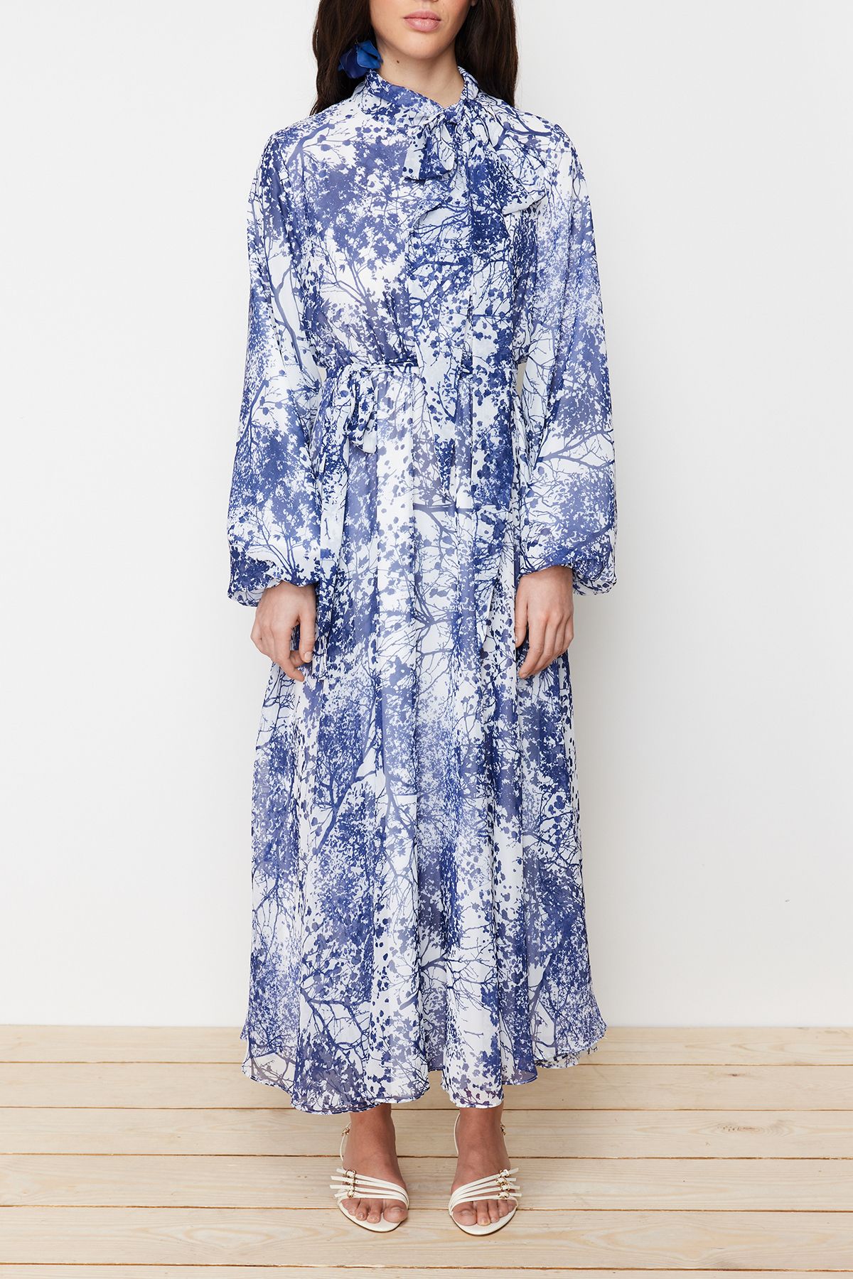 Trendyol Modest-Blaues, langes Abendkleid aus Chiffon mit Blumenmuster und Futter TCTSS24EB00040 5