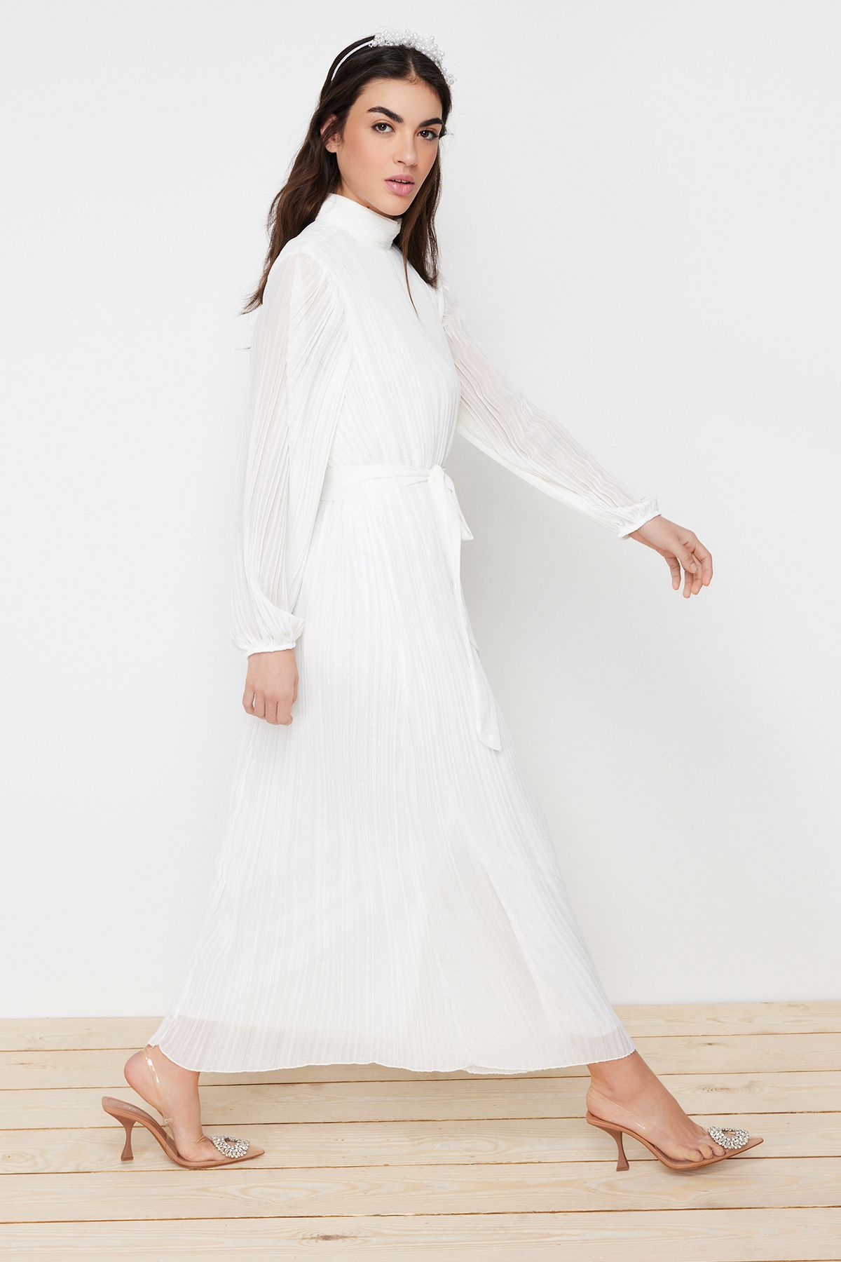 Trendyol Modest-Gefüttertes, plissiertes Chiffonkleid für besondere Anlässe in Creme - TCTSS24DB00040 4