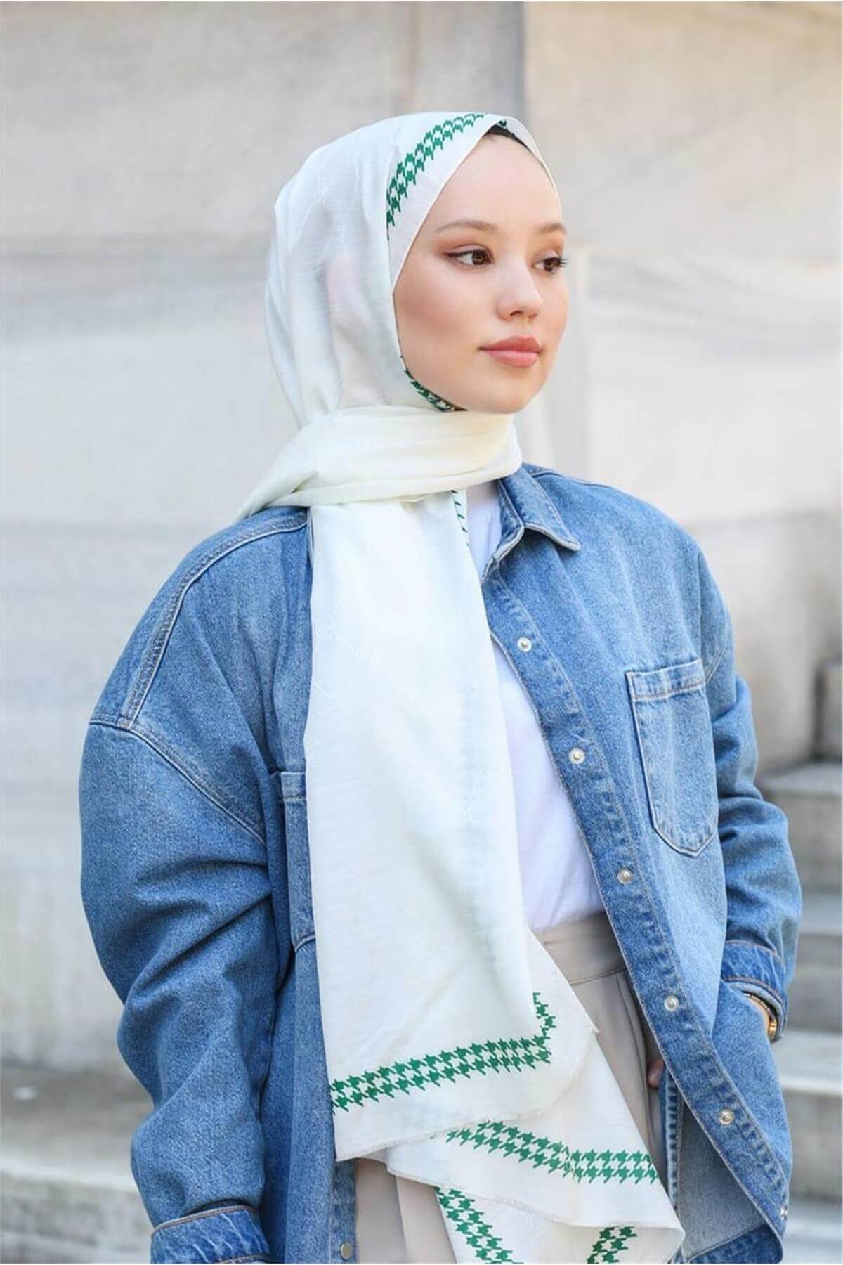 Kırık Beyaz Yeşil Jakarlı Kazayağı Desenli Monogram Şal