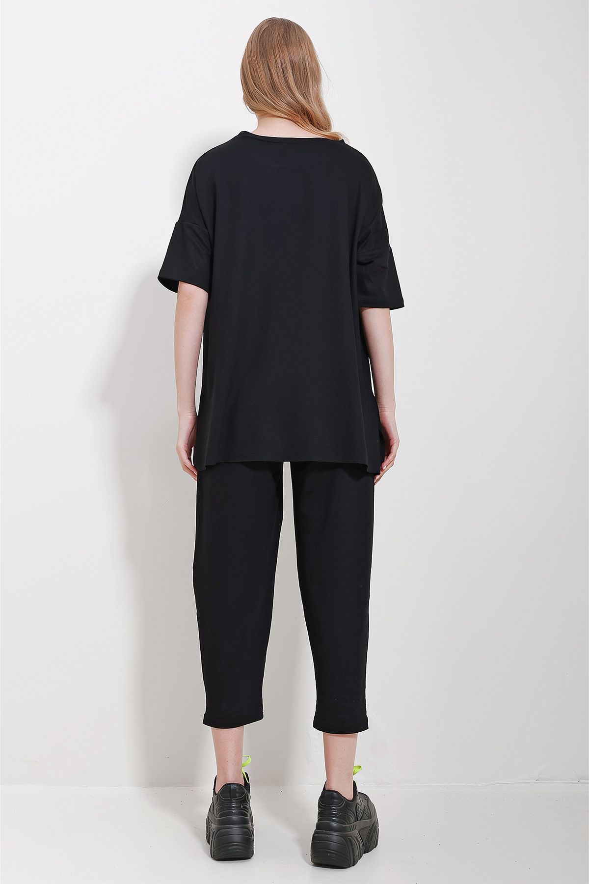 Trend Alaçatı Stili-Schwarzes Set aus Bluse und Hose mit Rundhalsausschnitt, asymmetrischem Schnitt und Stickerei für Damen ALC-X11604 6