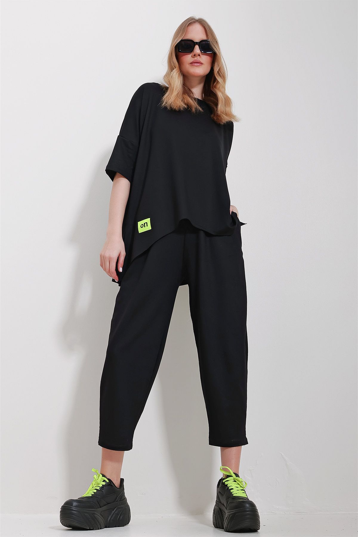 Trend Alaçatı Stili-Schwarzes Set aus Bluse und Hose mit Rundhalsausschnitt, asymmetrischem Schnitt und Stickerei für Damen ALC-X11604 3
