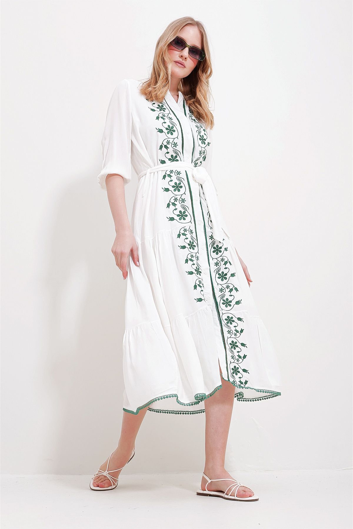 Trend Alaçatı Stili-فستان نسائي أبيض بياقة مطرزة وأزرار أمامية وحاشية مكشكشة وطول طويل ALC-X11566 3