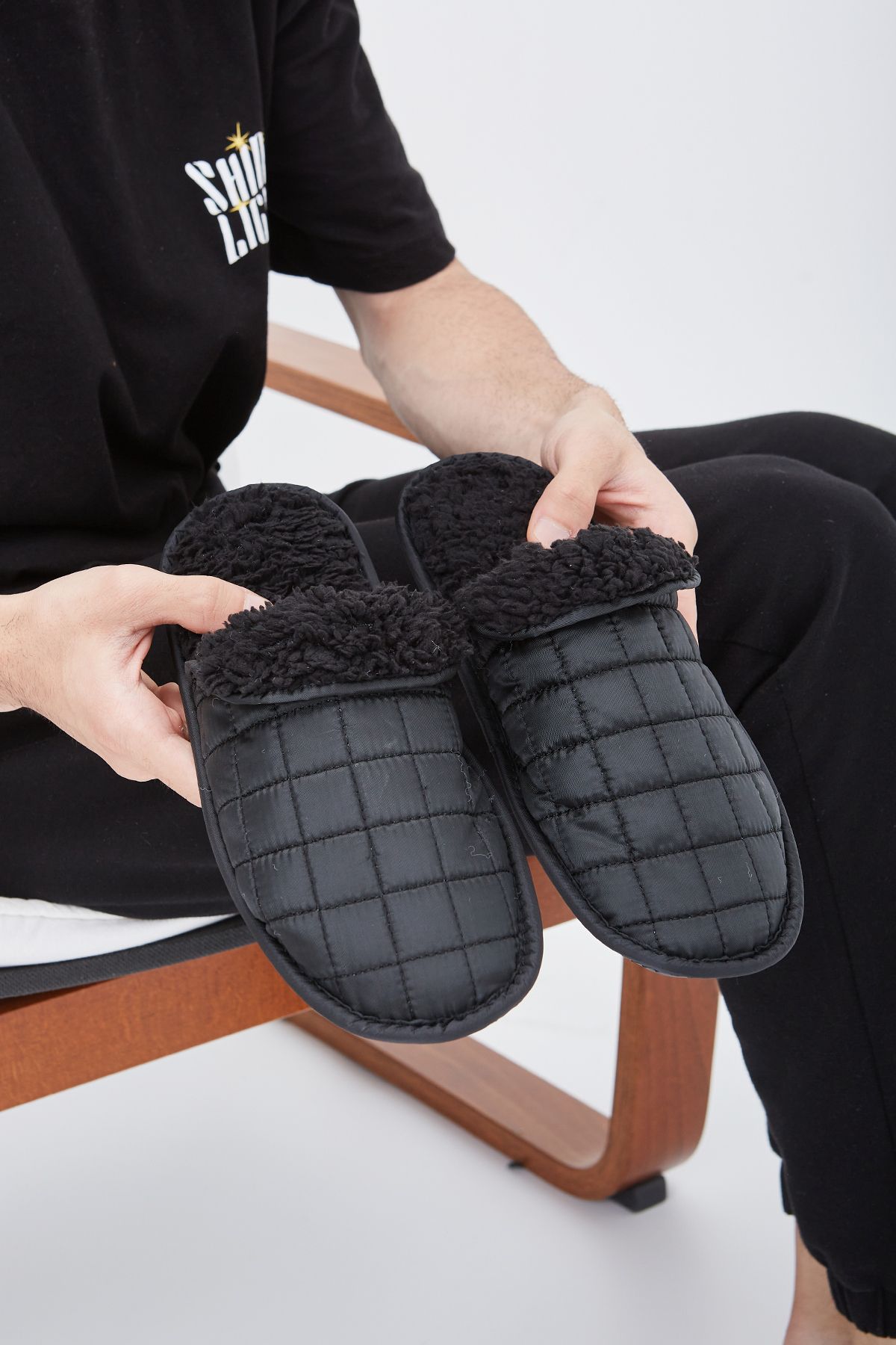 Warm Slipper for Women Closed Toe Winter Fashion For Home Indoor Outdoor  Sandals (1 Pair) at Rs 350/pair in Surat