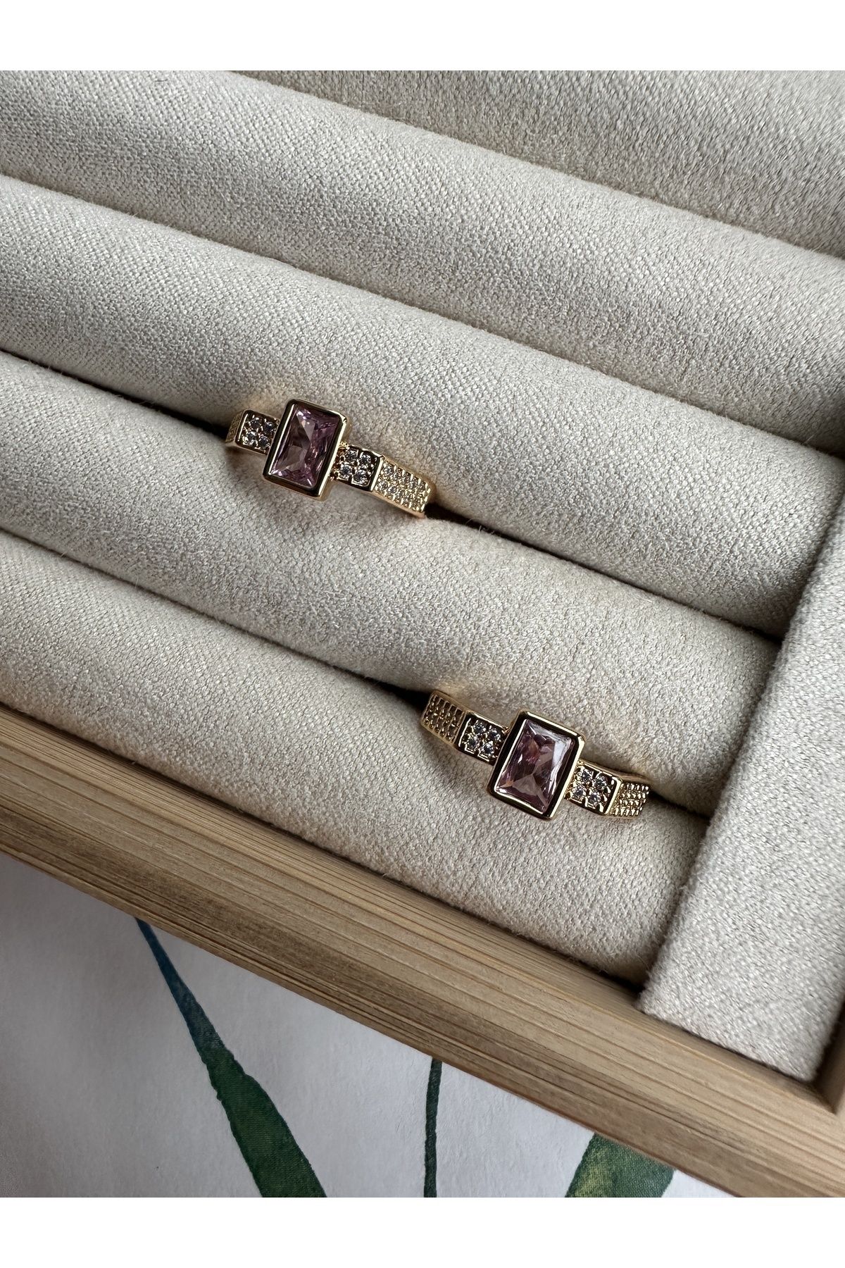 Gold stone shop finger ring