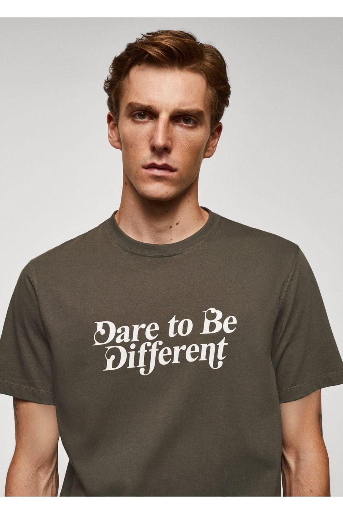 MANGO Man-T-shirt από 100% βαμβάκι με στάμπα στο στήθος 6