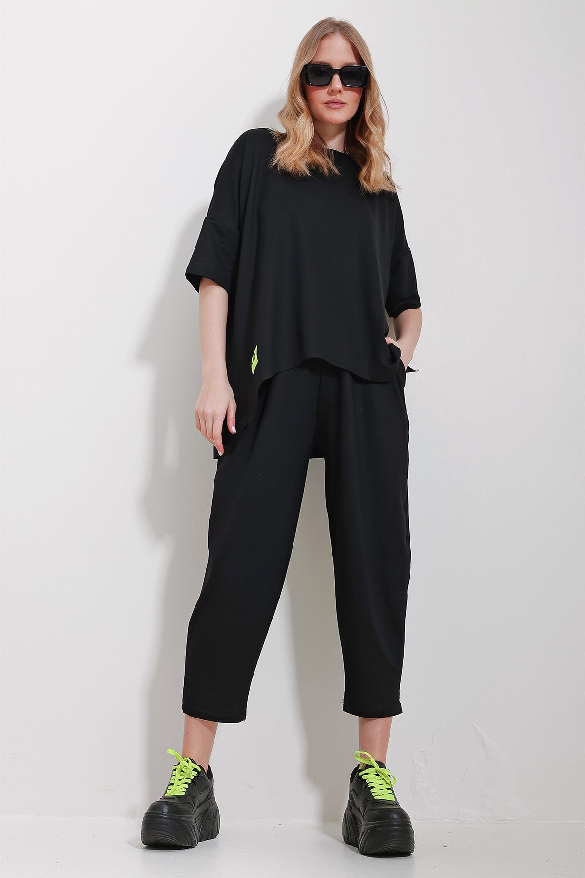 Trend Alaçatı Stili-Schwarzes Set aus Bluse und Hose mit Rundhalsausschnitt, asymmetrischem Schnitt und Stickerei für Damen ALC-X11604 2