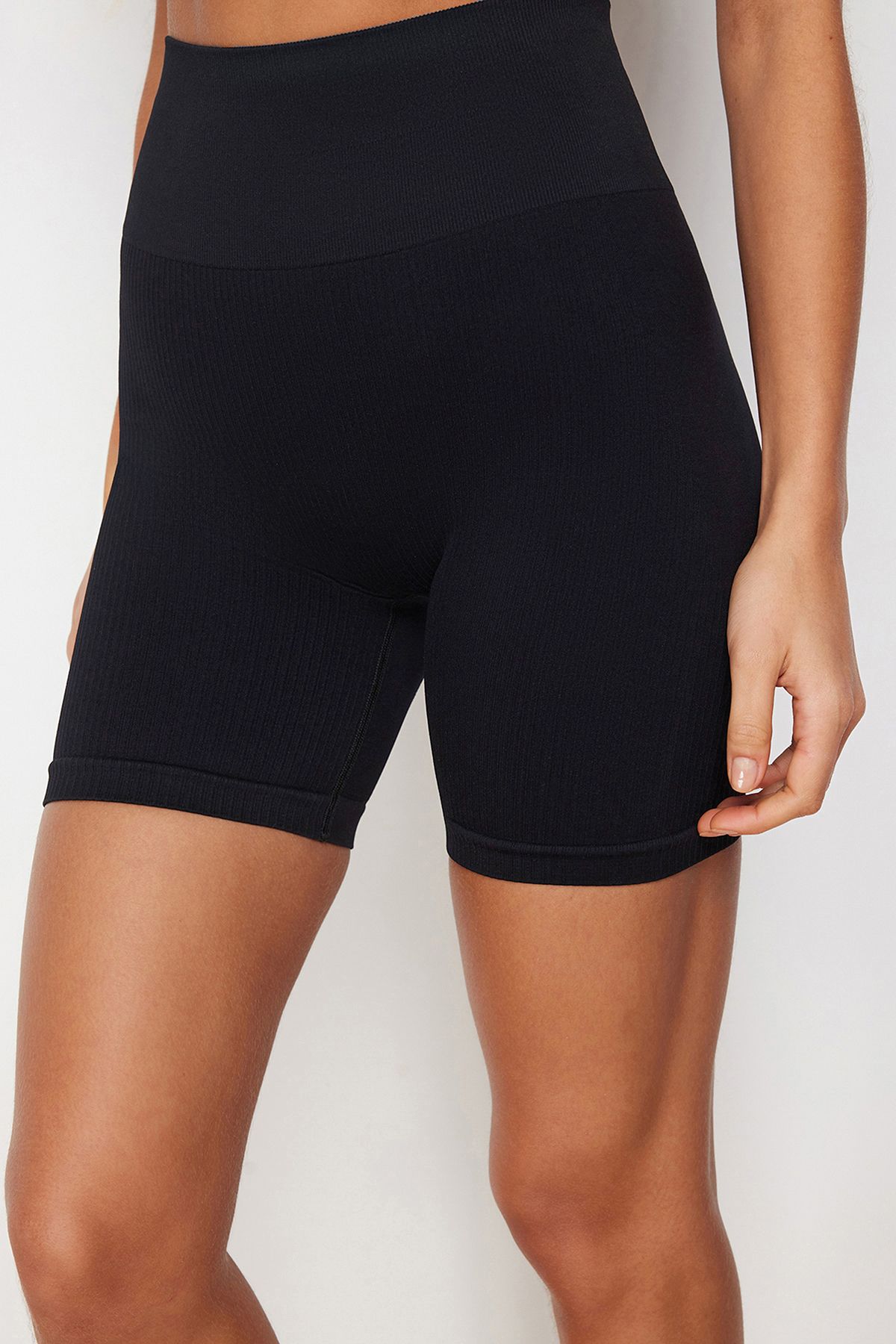 Trendyol Collection-Czarne bezszwowe/bezszwowe spodenki sportowe z dzianiny push-up/krótkie legginsy THMSS24TY00008 4