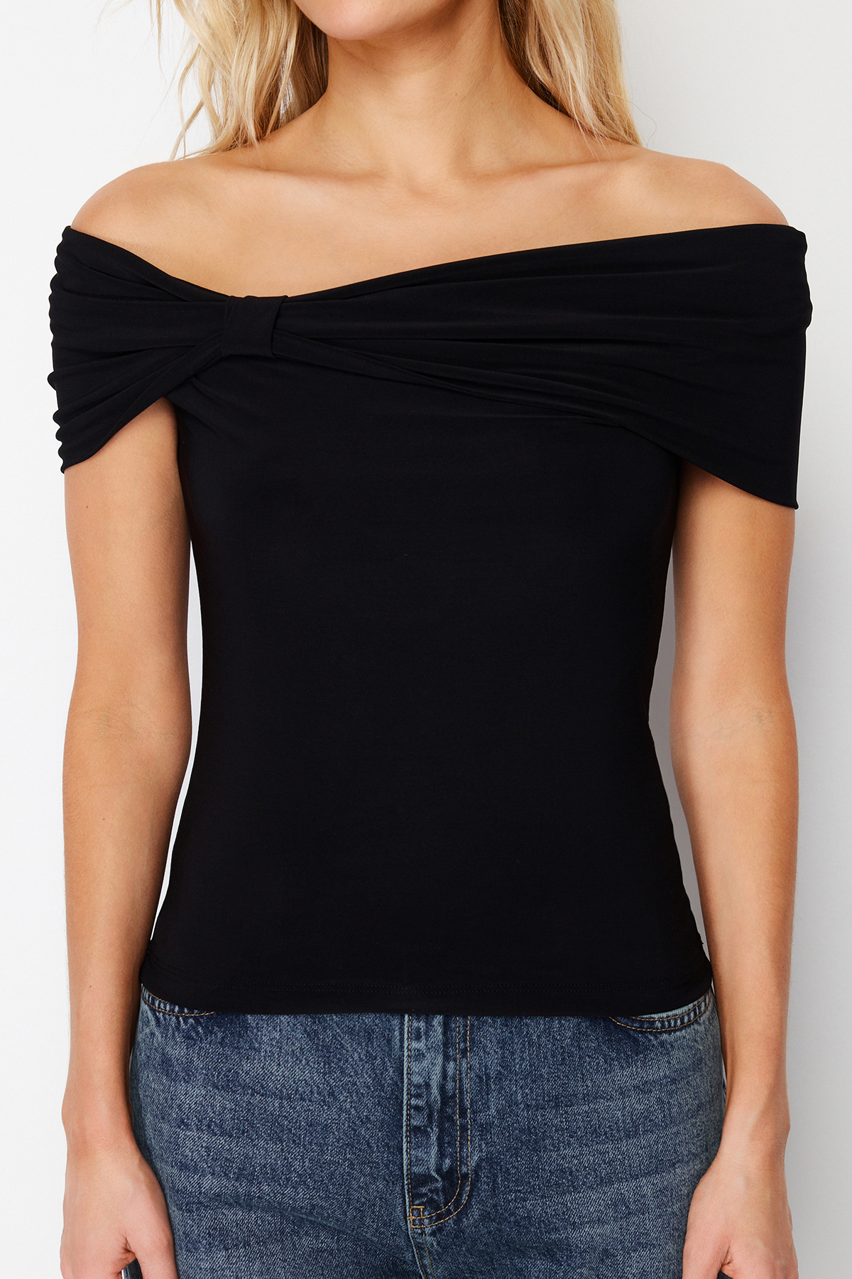 Trendyolmilla  Siyah Carmen Yaka Vücuda Oturan Esnek Crop Örme Madonna Yaka Bluz TWOSS24BZ00368 - Görsel 5