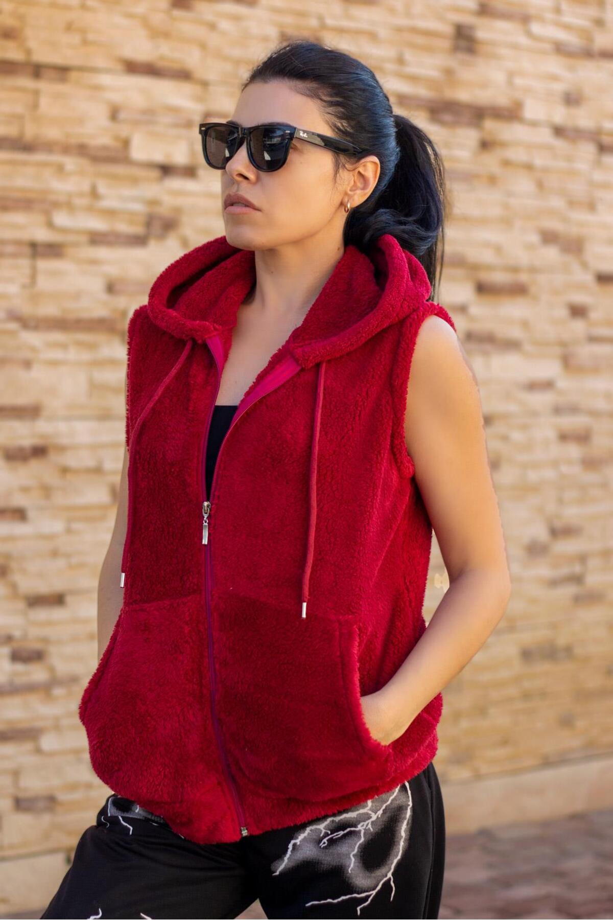 Azıcık Akıllı Kadın Kırmızı Peluş Yumoş Fermuarlı Kapüşonlu Yelek 22kylkpelo