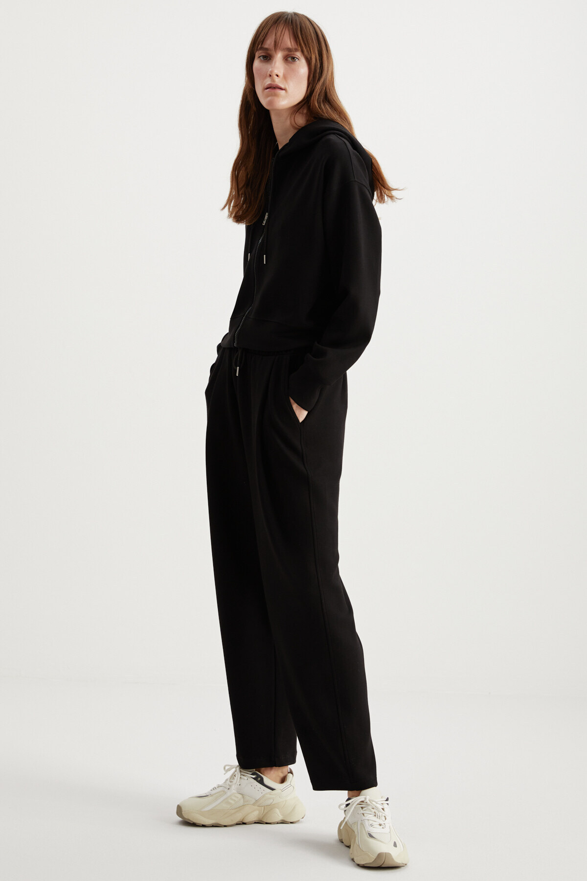 GRIMELANGE  Jıll Kadın Relaxed Fit Rahat Kalıp Kapüşonlu Fermuarlı Premium Kumaş Örme Crop Siyah Sweatshirt - Görsel 2