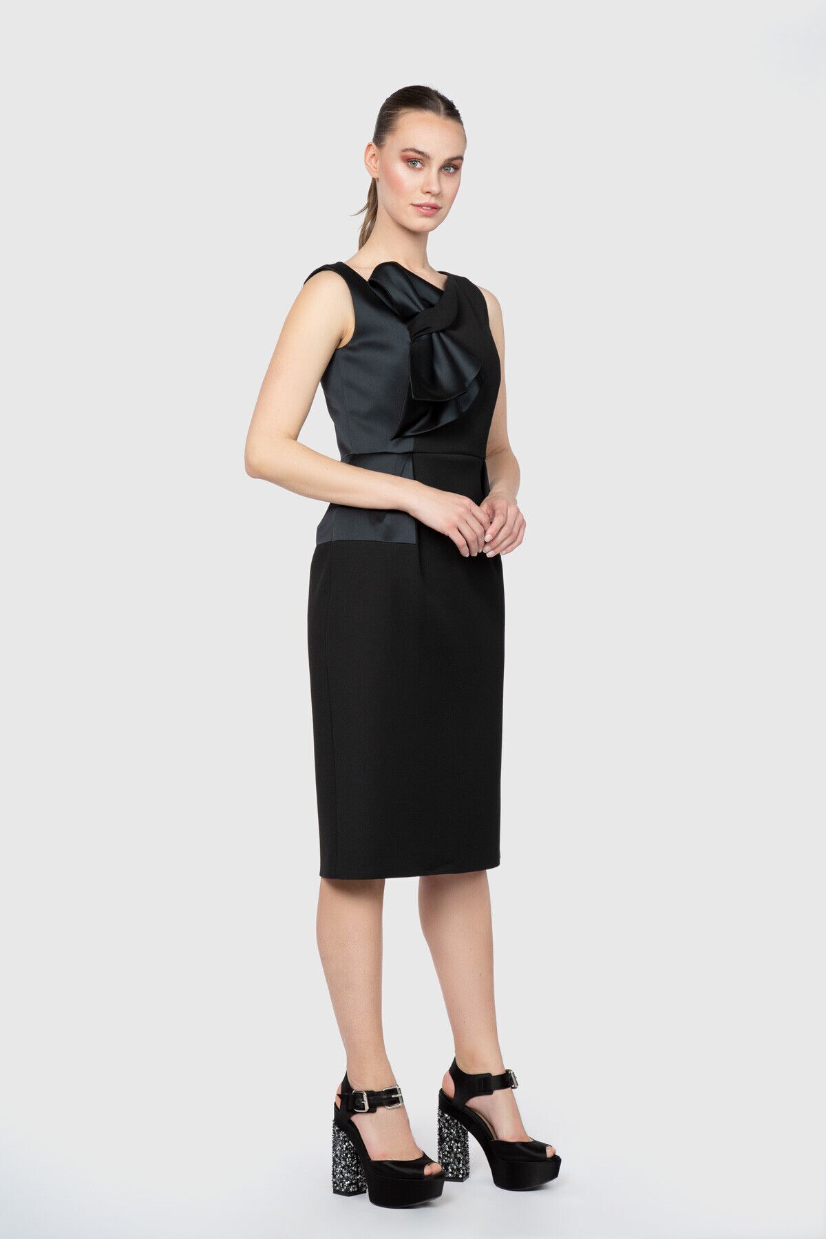 GIZIA Dice Kayek Fiyonk Bağlama Detaylı Midi Boy Siyah Kokteyl Tasarım