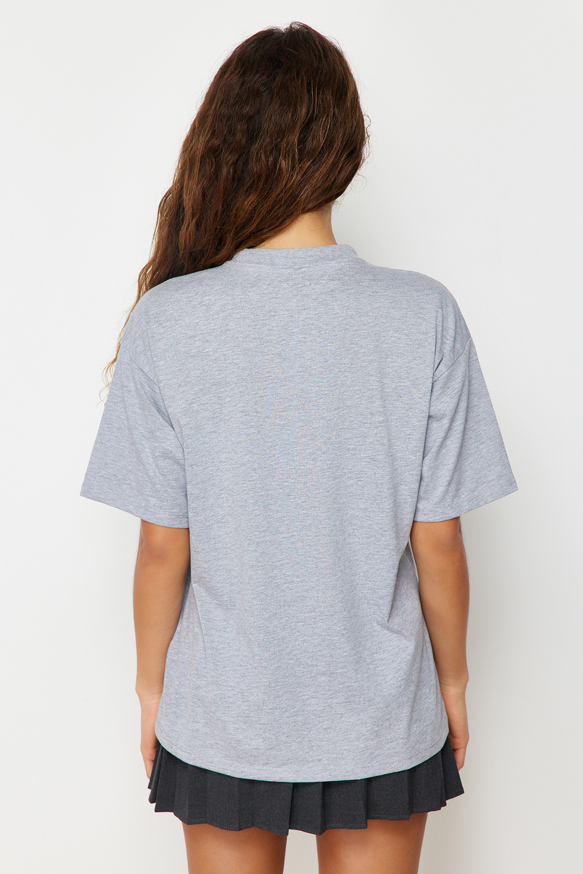 Trendyol Collection-Grau meliertes Premium-Strick-T-Shirt in Oversize/weiter Passform mit Rundhalsausschnitt TWOSS23TS00040 6
