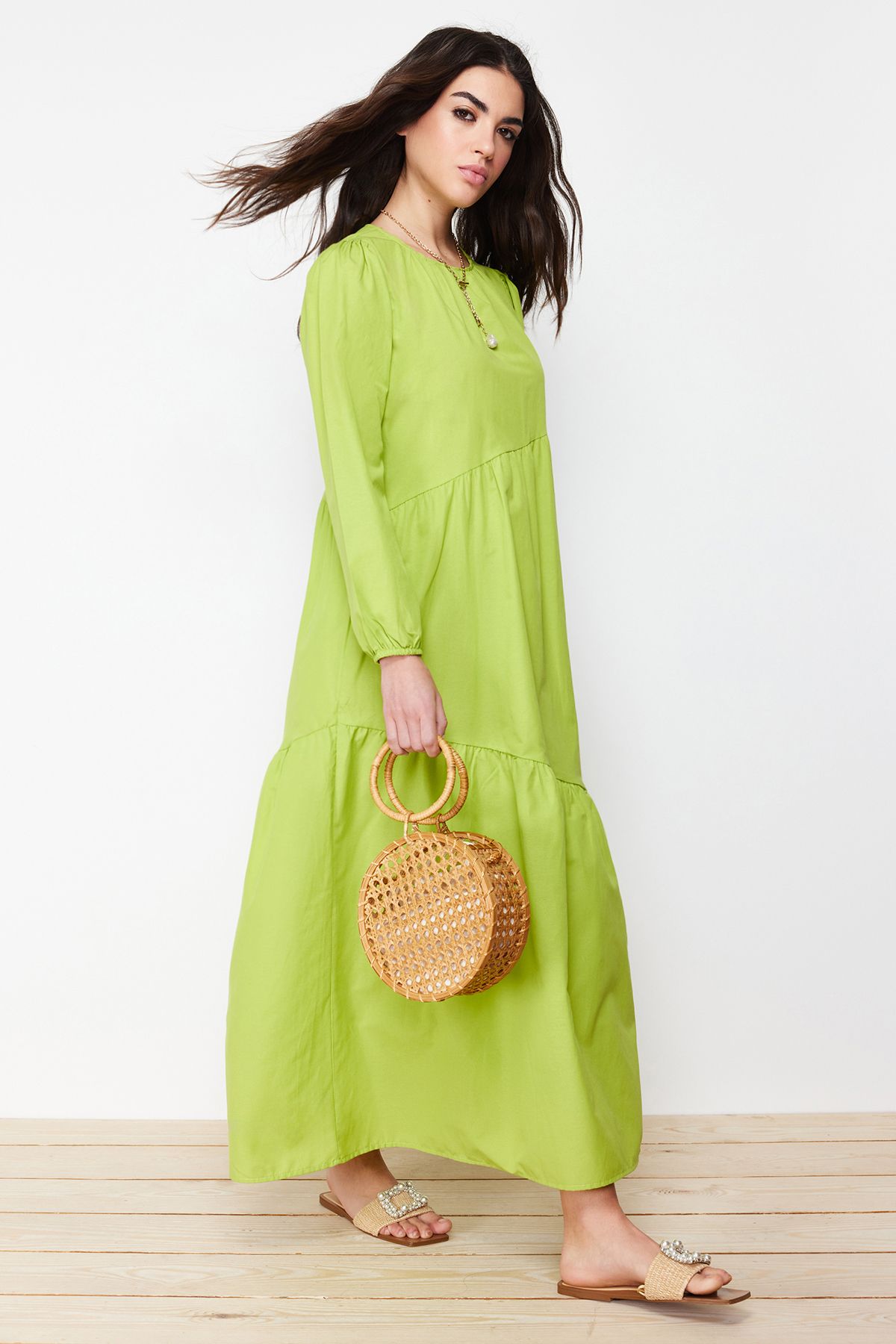 Trendyol Modest-فستان منسوج من القطن ذو قصة واسعة باللون الأخضر الزيتي TCTSS21EL3470 3