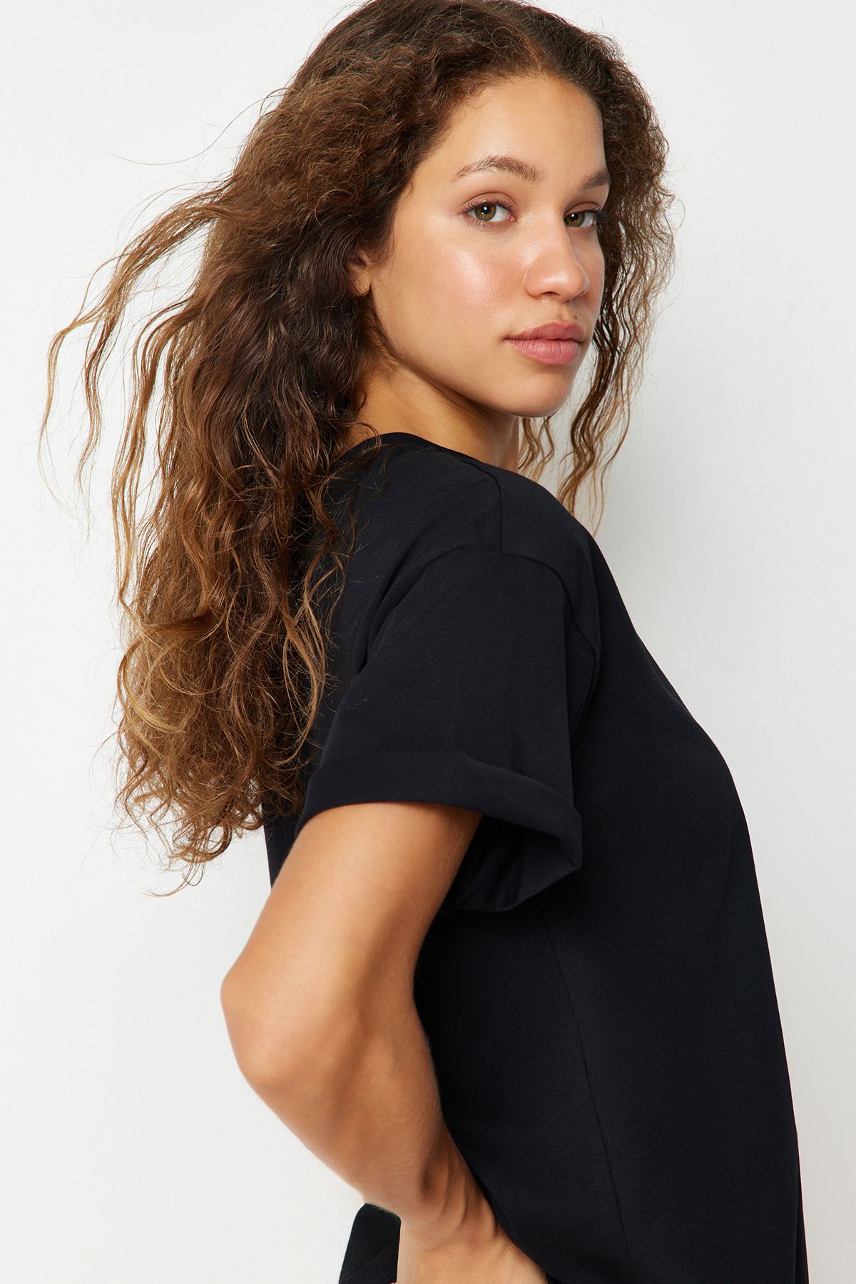 Trendyol Collection-Schwarzes Oversize-T-Shirt aus 100 % Baumwolle mit Rundhalsausschnitt – TWOSS20TS0134 2