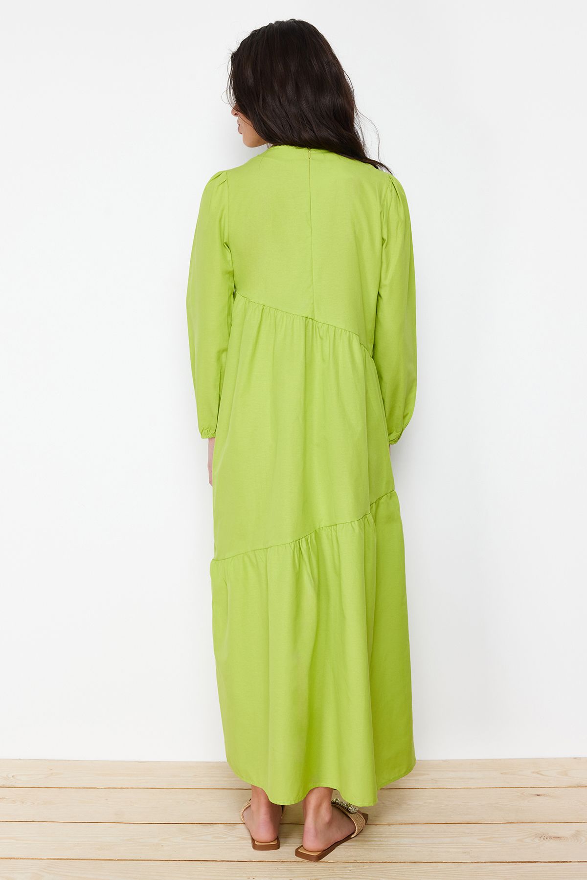Trendyol Modest-فستان منسوج من القطن ذو قصة واسعة باللون الأخضر الزيتي TCTSS21EL3470 6