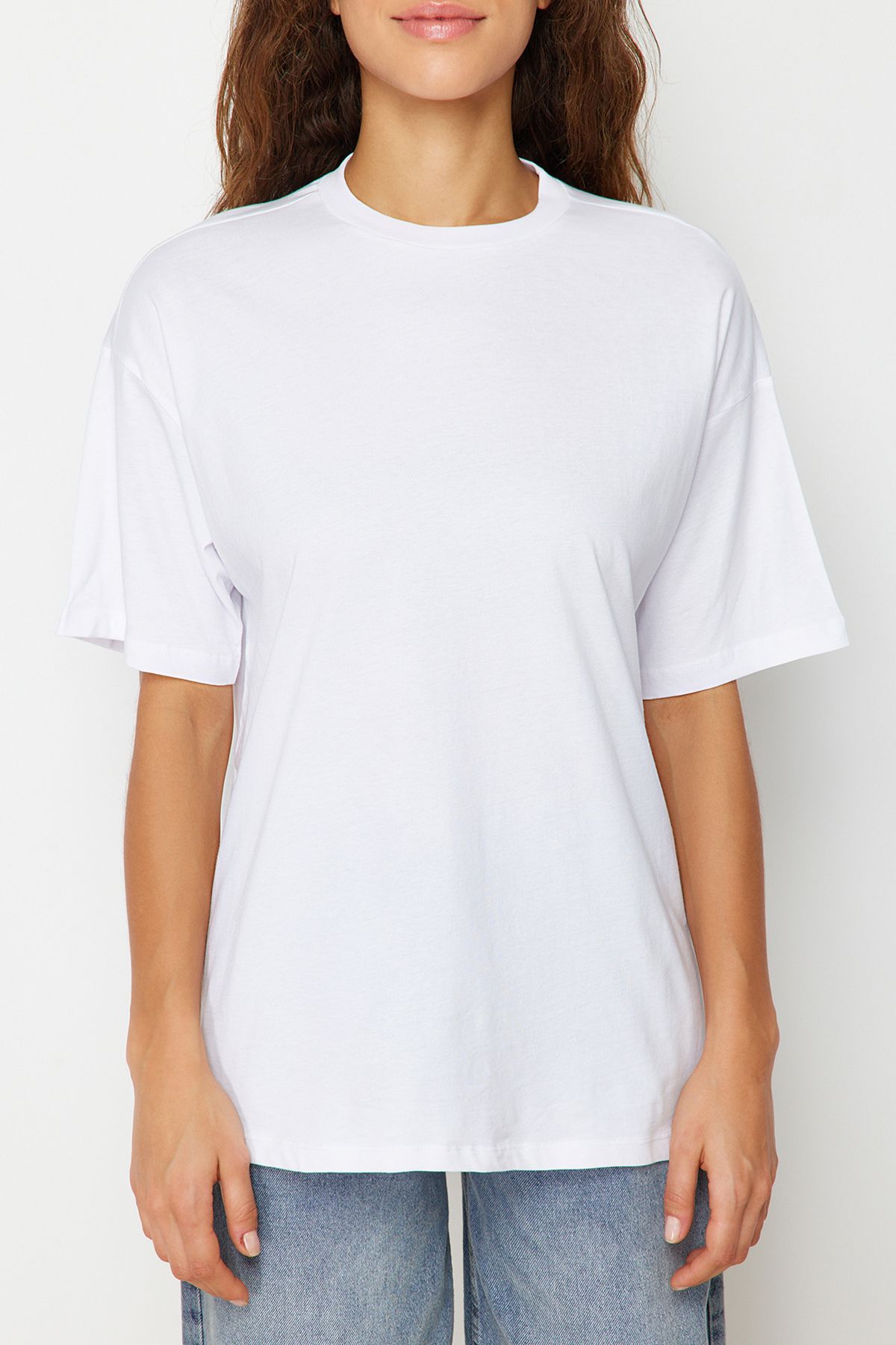 Trendyol Collection-Weißes Oversize-T-Shirt mit Rundhalsausschnitt – 100 % Baumwolle TWOSS20TS0134 4