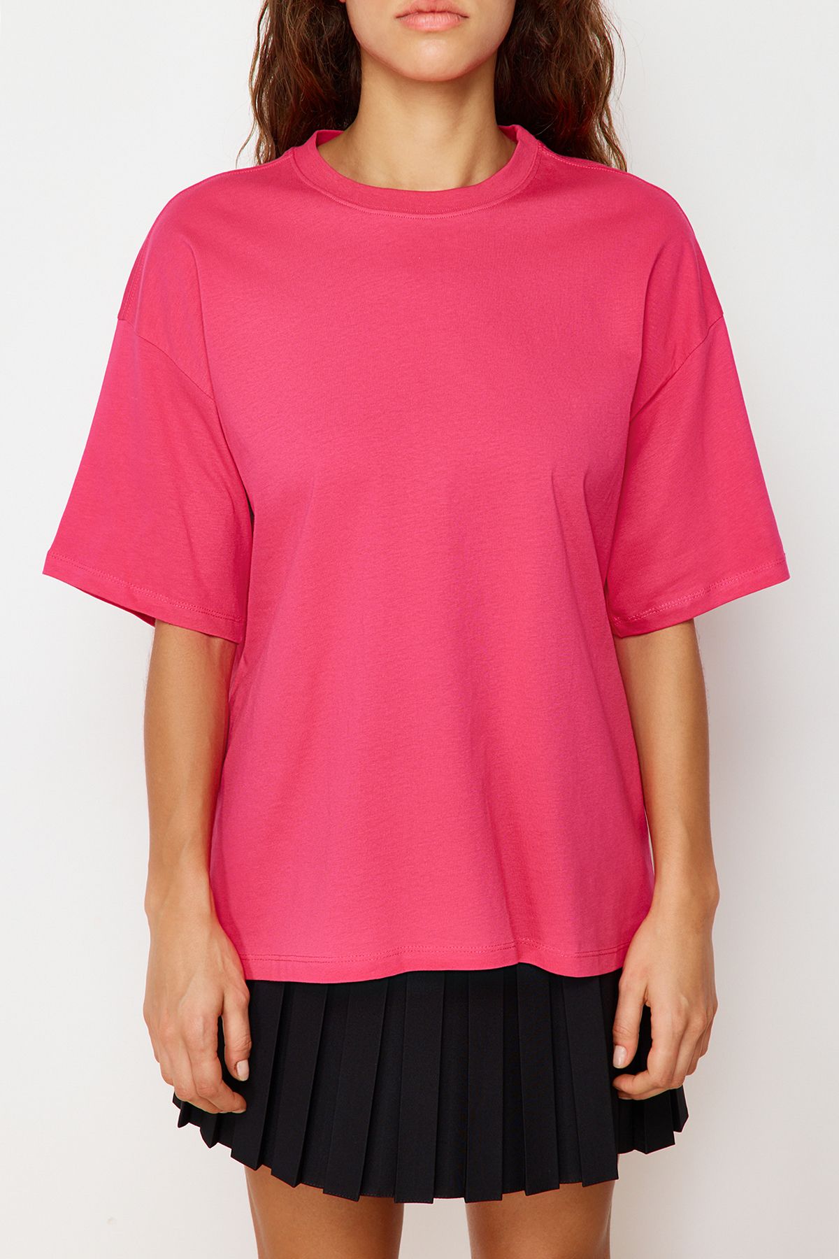 Trendyol Collection-Fukszia 100% pamut prémium nagyméretű/széles szabású, nyakú, kötött póló TWOSS23TS00040 4