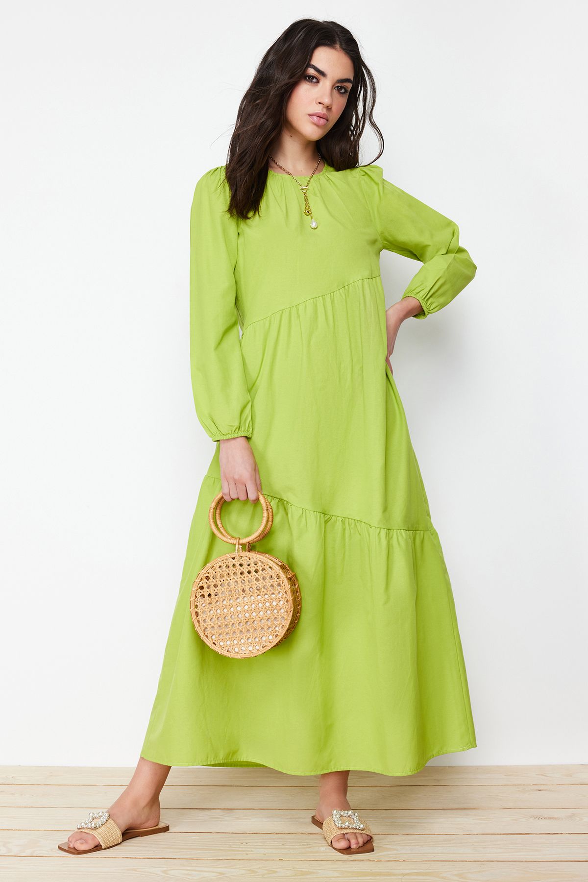 Trendyol Modest-فستان منسوج من القطن ذو قصة واسعة باللون الأخضر الزيتي TCTSS21EL3470 2