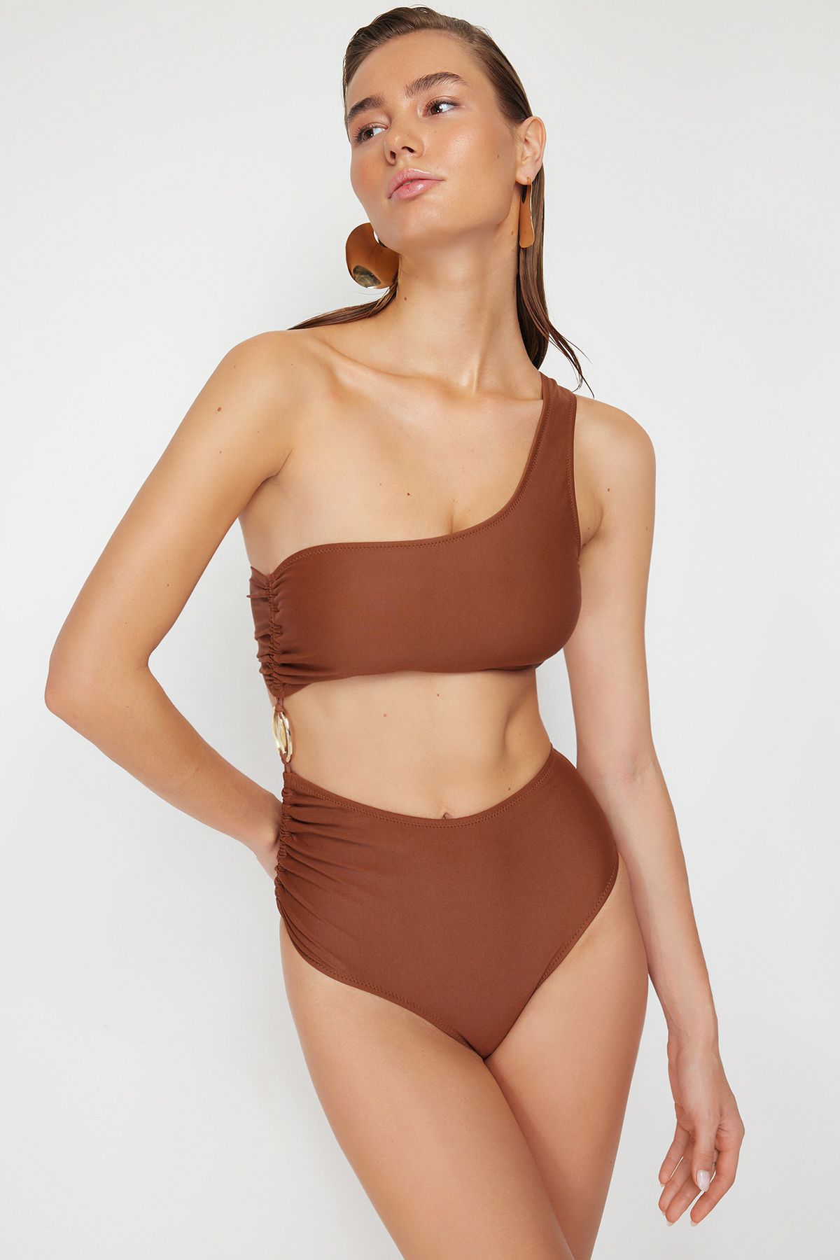 Trendyol Collection-Brauner Hipster-Badeanzug mit Single-Shoulder-Accessoire TBESS24MA00015 3