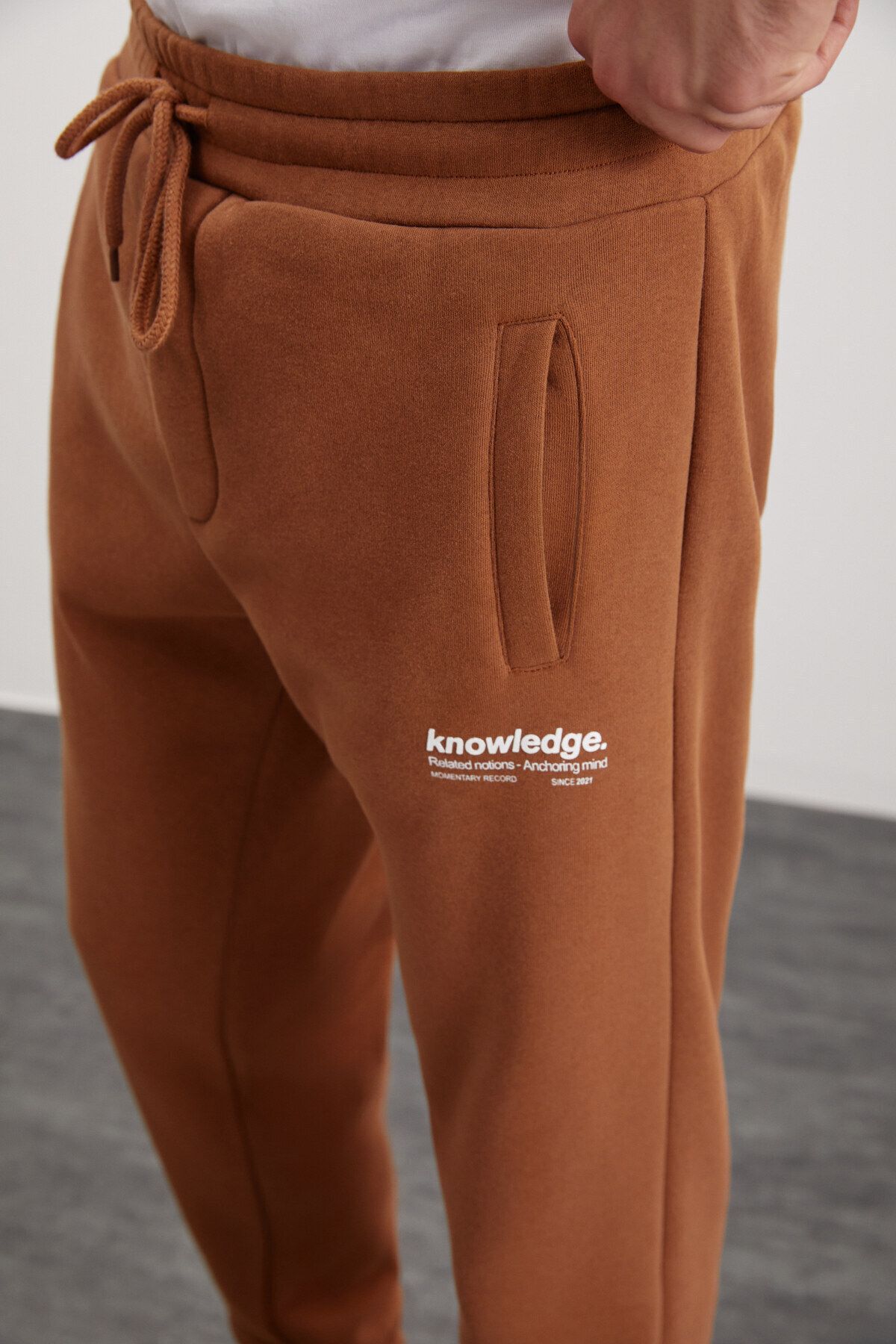 GRIMELANGE-Weiche, elastische, schmale Herren-Jogginghose von Bernon mit drei Taschen aus Bio-Baumwolle in Hellbraun 6