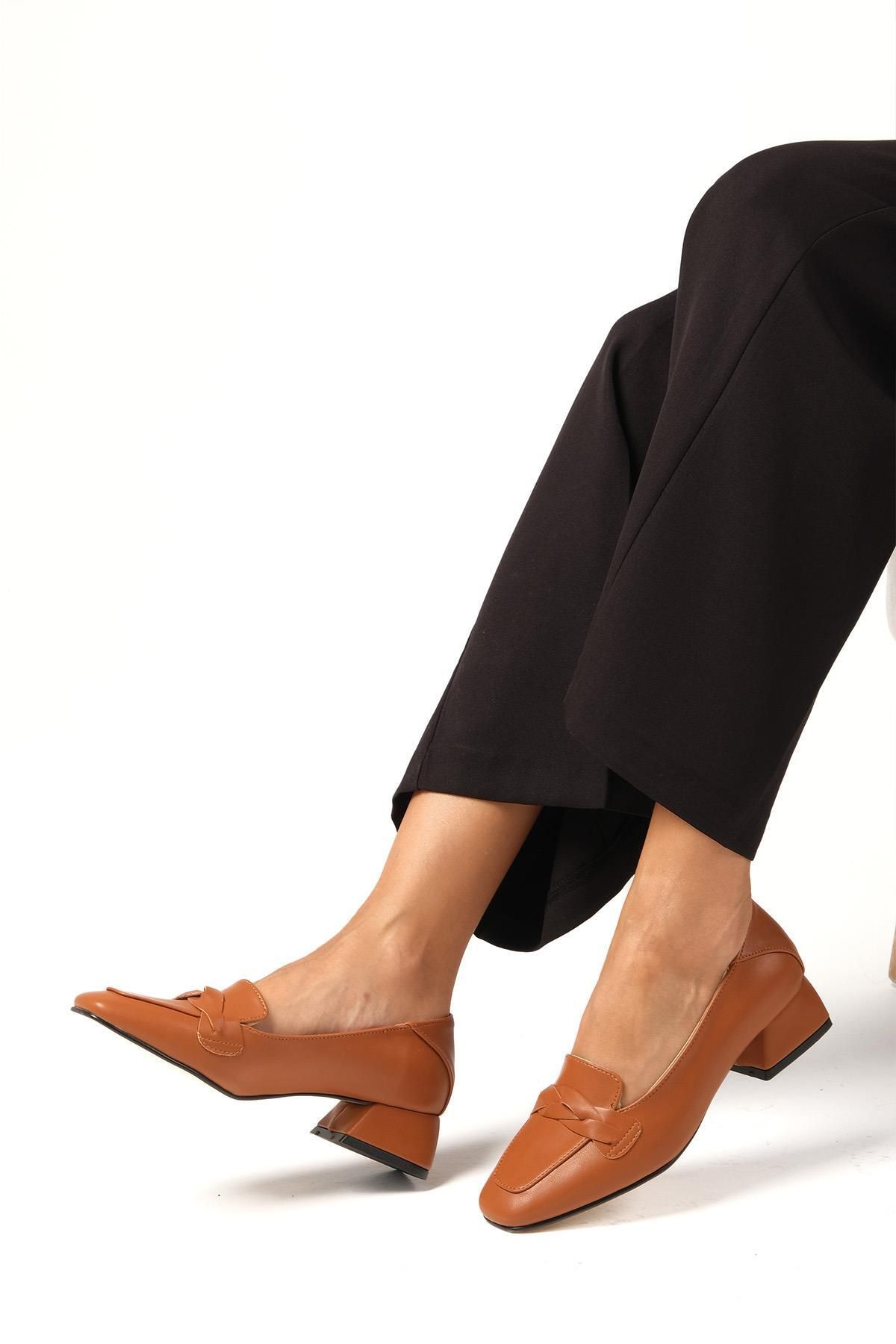 Mio Gusto-Abriana Hellbraune Damenschuhe mit stumpfer Spitze und Strickriemen und kurzem Absatz 5