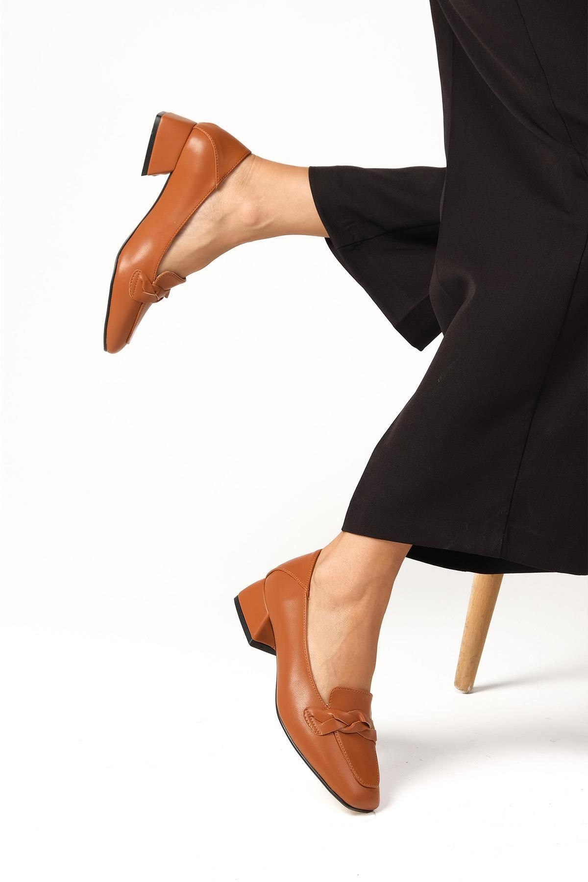 Mio Gusto-Abriana Hellbraune Damenschuhe mit stumpfer Spitze und Strickriemen und kurzem Absatz 4