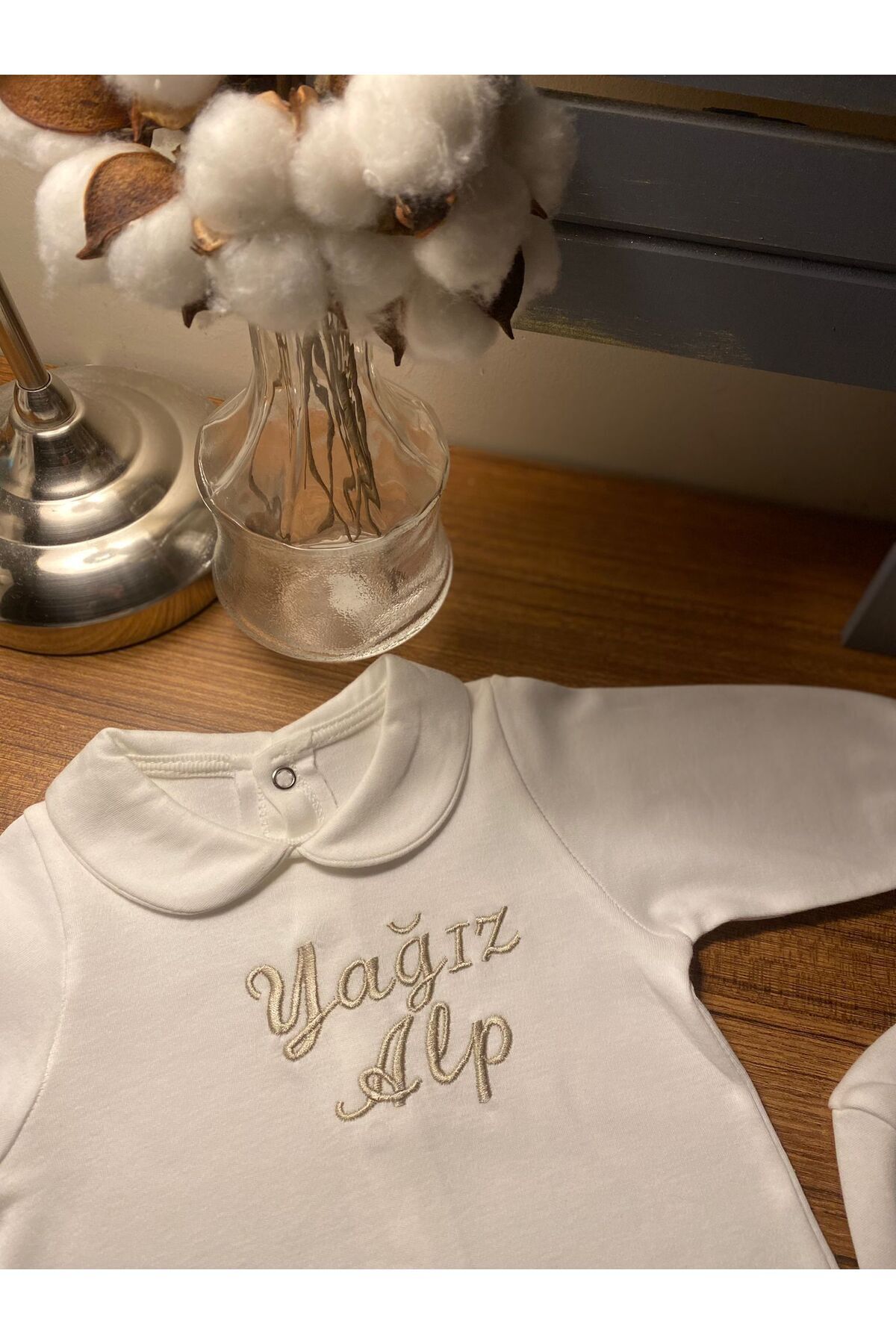 Gizdizayn Bebeğinizin İsmine Özel Nakış İşlemeli Tulum Fırfırlı Şapkalı Hastane Çıkışı Hediyelik Mevlüt Takımı fotoğrafı 4 (önizleme)