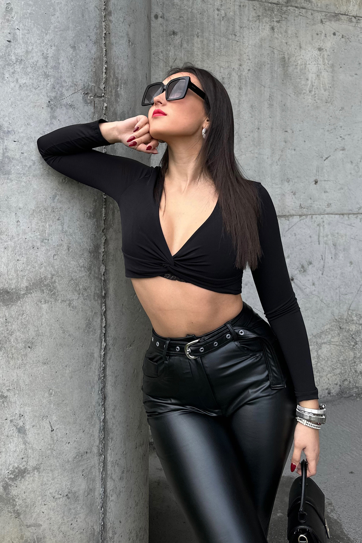 SS2024 Büzgülü V Yaka Sandy Crop Bluz - Siyah
