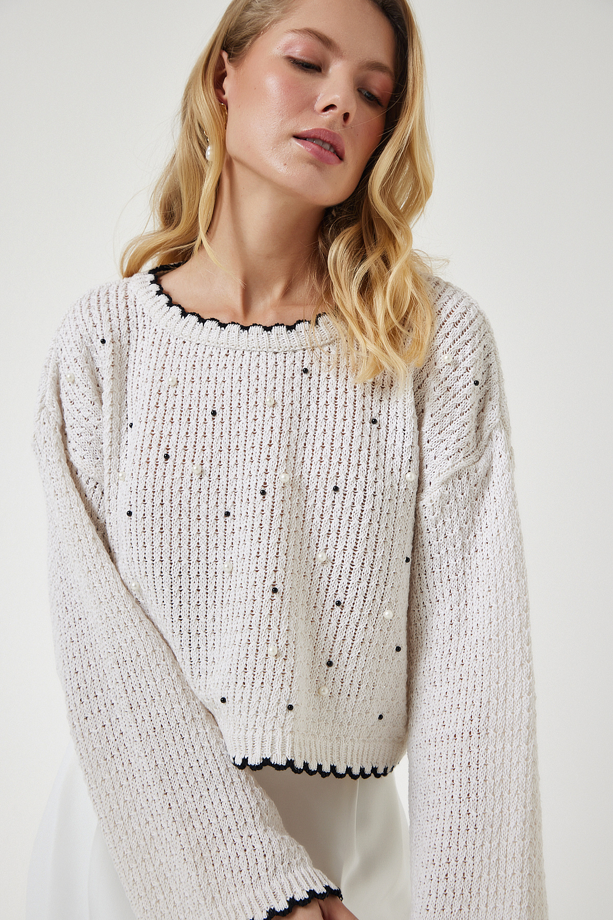 Happiness İstanbul Damski kremowy perłowy, ażurowy, sezonowy sweter z dzianiny Crop MC00256