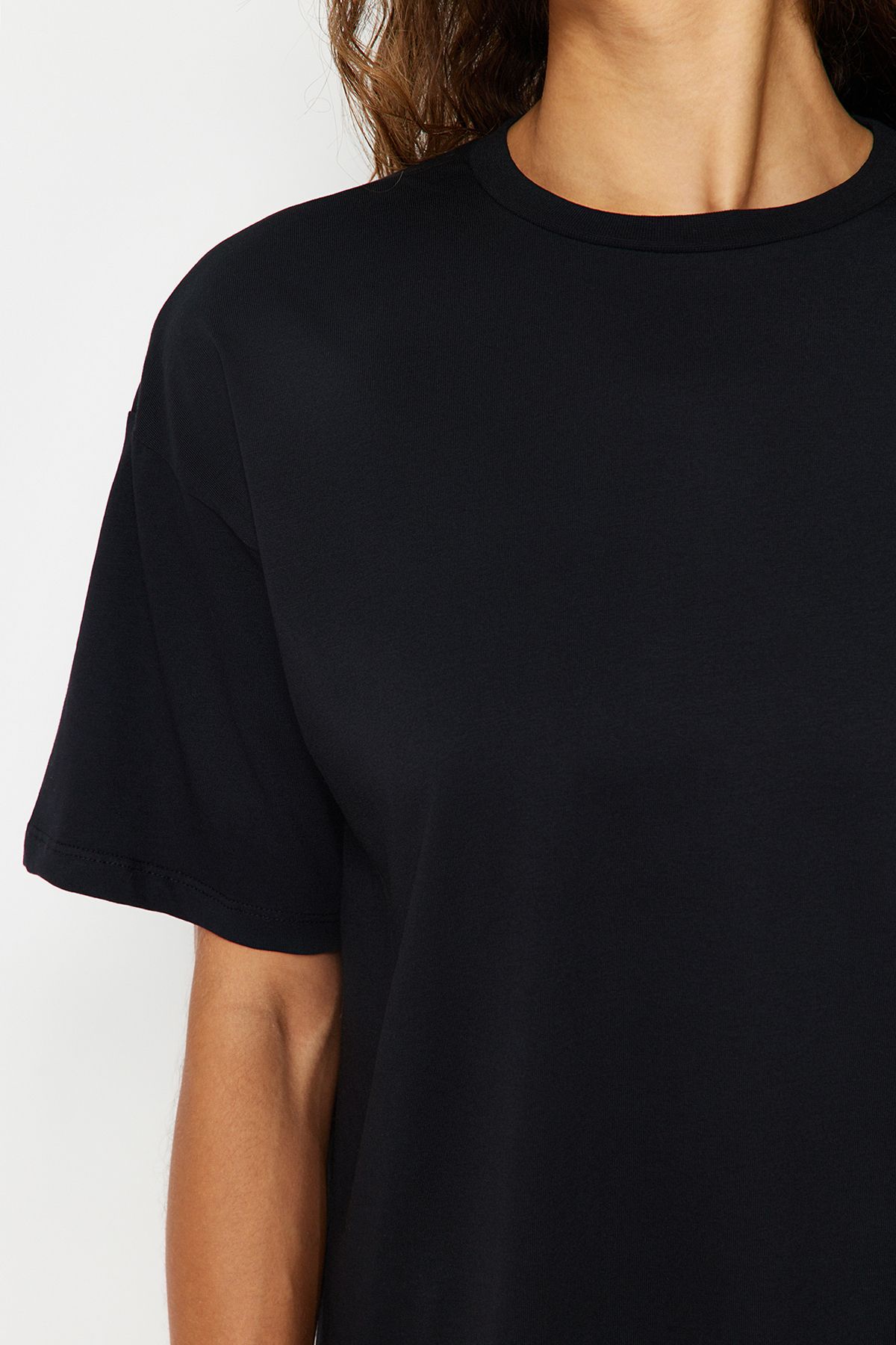 Trendyol Collection-Schwarzes Oversize-T-Shirt aus 100 % Baumwolle mit Rundhalsausschnitt – TWOSS20TS0134 5