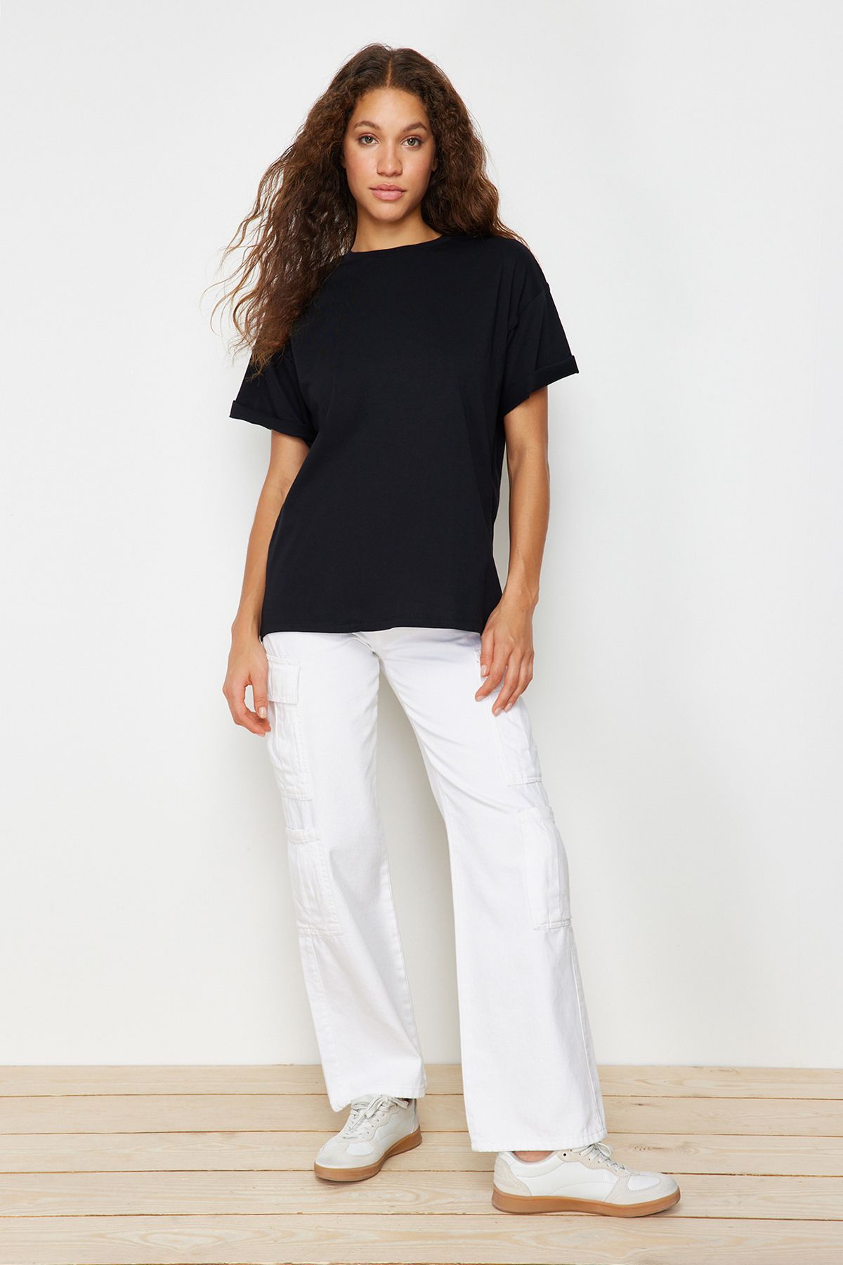 Trendyol Collection-Schwarzes Oversize-T-Shirt aus 100 % Baumwolle mit Rundhalsausschnitt – TWOSS20TS0134 3