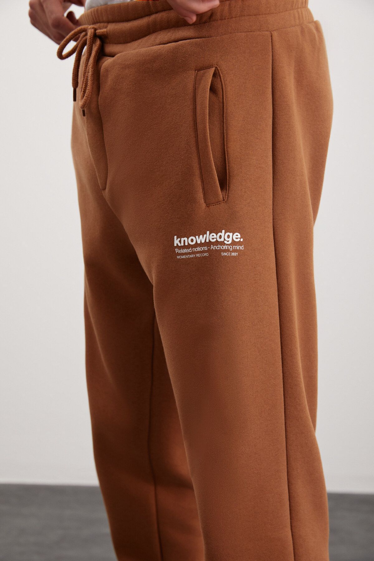 GRIMELANGE-Weiche, elastische, schmale Herren-Jogginghose von Bernon mit drei Taschen aus Bio-Baumwolle in Hellbraun 3