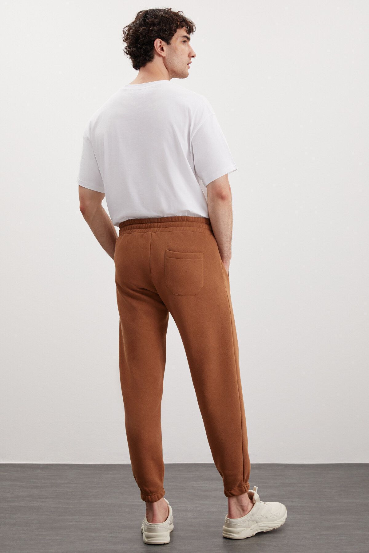 GRIMELANGE-Weiche, elastische, schmale Herren-Jogginghose von Bernon mit drei Taschen aus Bio-Baumwolle in Hellbraun 7