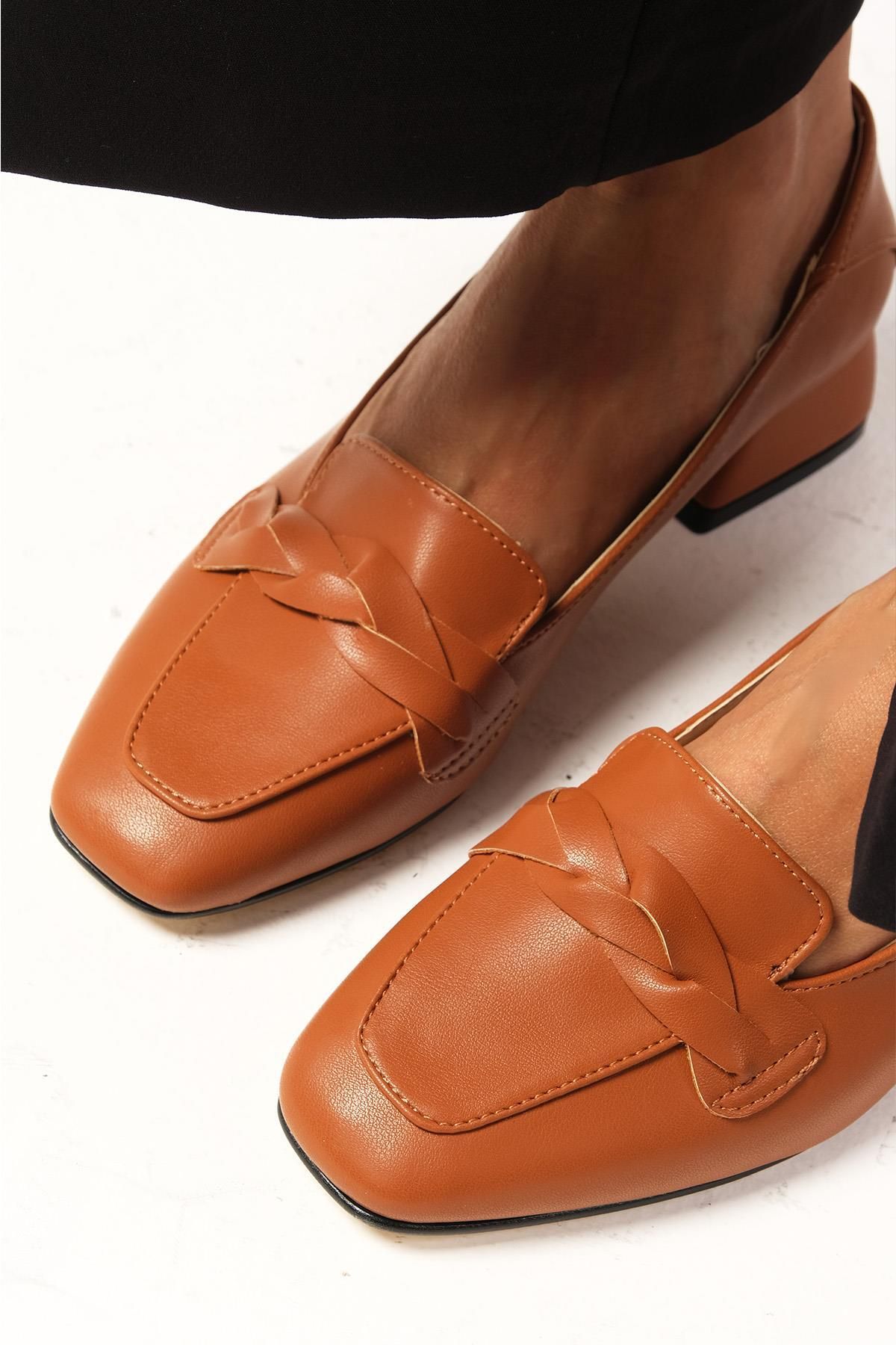 Mio Gusto-Abriana Hellbraune Damenschuhe mit stumpfer Spitze und Strickriemen und kurzem Absatz 6