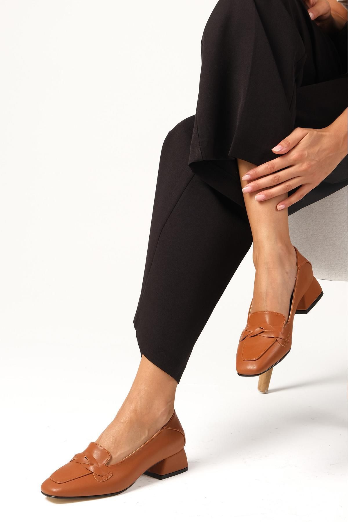 Mio Gusto-Abriana Hellbraune Damenschuhe mit stumpfer Spitze und Strickriemen und kurzem Absatz 2