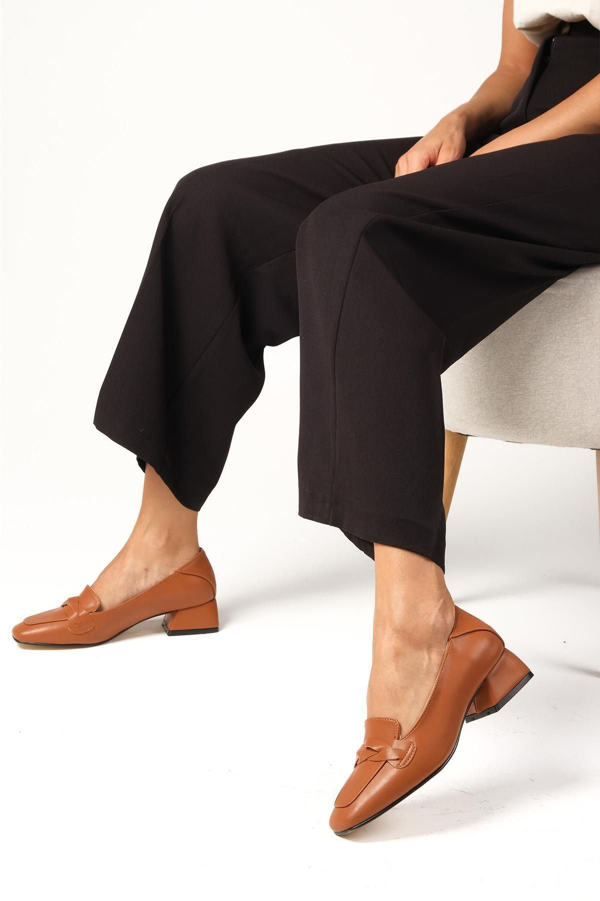 Mio Gusto-Abriana Hellbraune Damenschuhe mit stumpfer Spitze und Strickriemen und kurzem Absatz 3