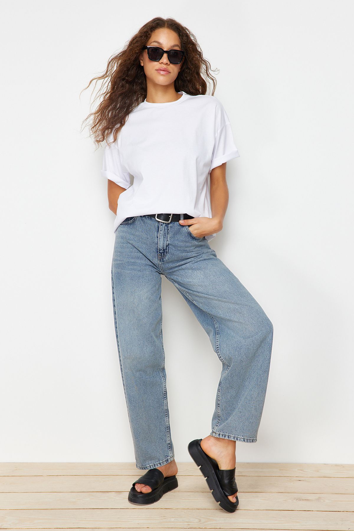 Trendyol Collection-Weißes Oversize-T-Shirt mit Rundhalsausschnitt – 100 % Baumwolle TWOSS20TS0134 2