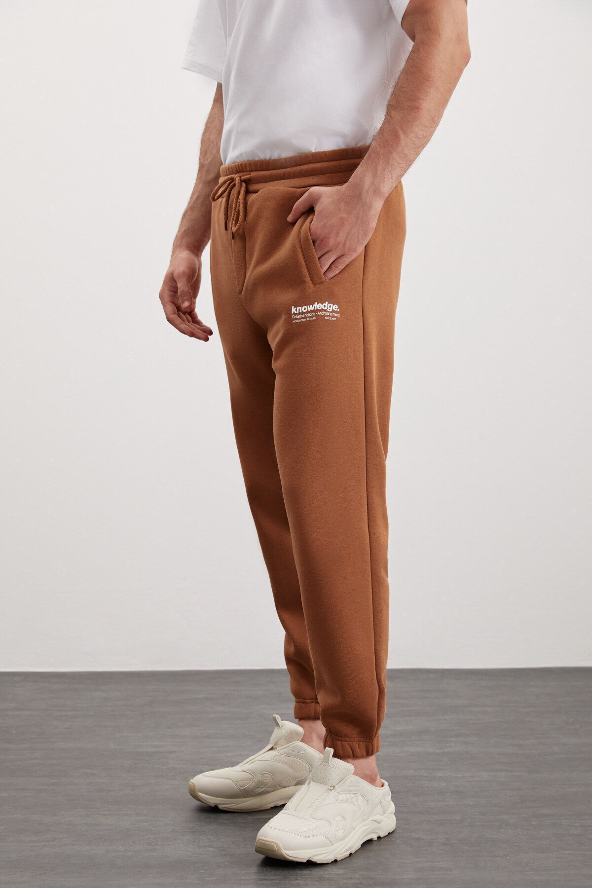 GRIMELANGE-Weiche, elastische, schmale Herren-Jogginghose von Bernon mit drei Taschen aus Bio-Baumwolle in Hellbraun 5