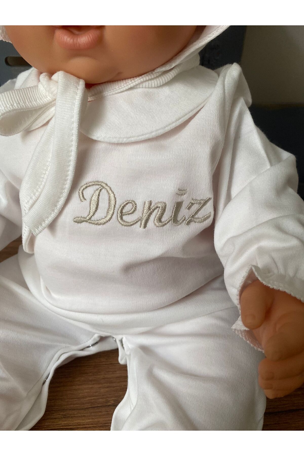 Gizdizayn Bebeğinizin İsmine Özel Nakış İşlemeli Tulum Fırfırlı Şapkalı Hastane Çıkışı Hediyelik Mevlüt Takımı fotoğrafı 3 (önizleme)