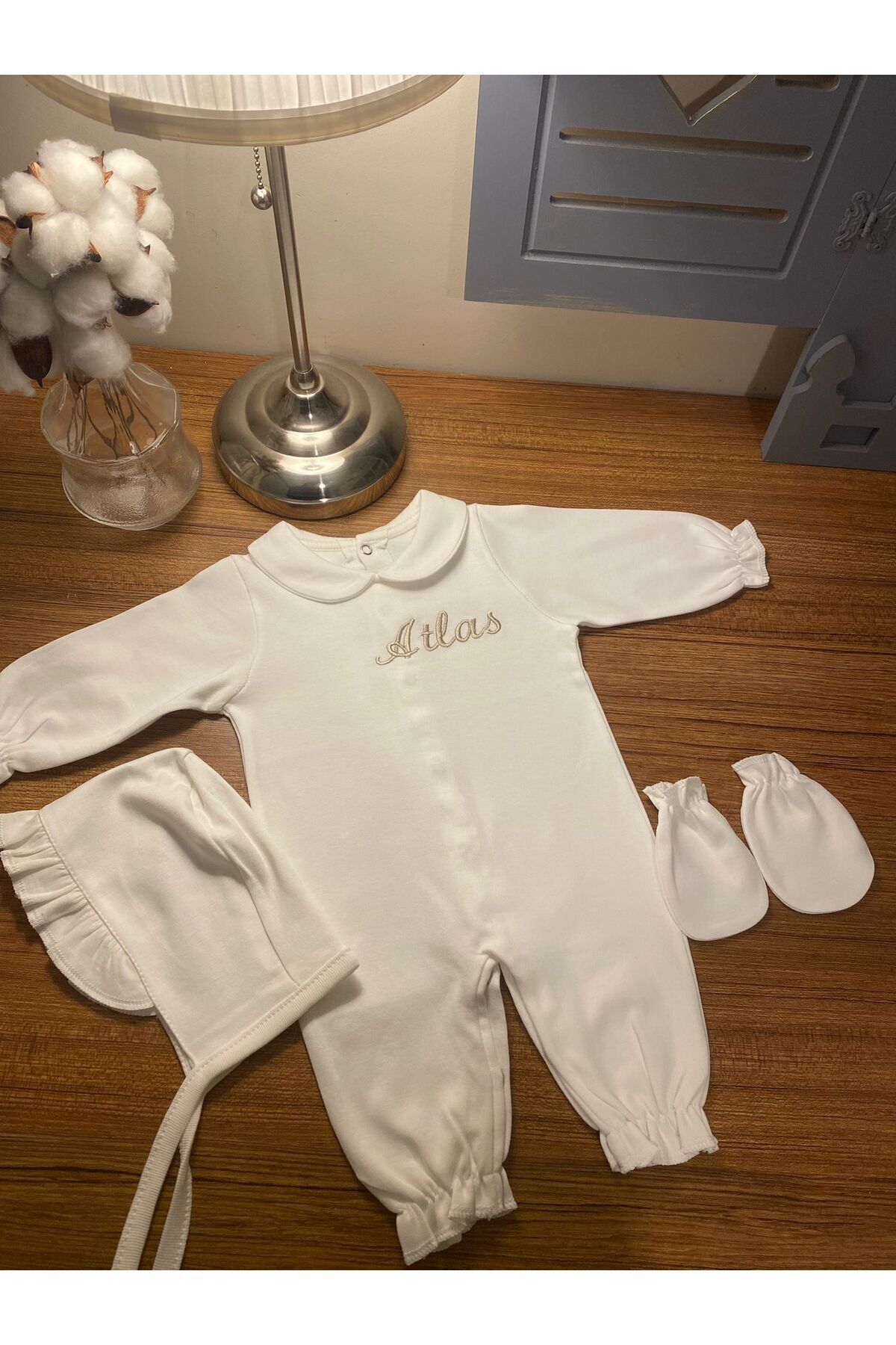 Gizdizayn Bebeğinizin İsmine Özel Nakış İşlemeli Tulum Fırfırlı Şapkalı Hastane Çıkışı Hediyelik Mevlüt Takımı fotoğrafı 7 (önizleme)